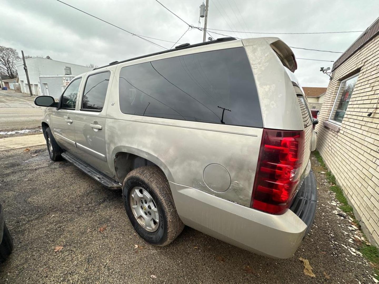 2007 GOLD CHEVROLET SUBURBAN 1500 (1GNFK16377J) with an 5.3L engine, Automatic transmission, located at 1708 Broadway, Rockford, IL, 61104, (815) 397-5010, 42.252522, -89.069359 - Photo#2