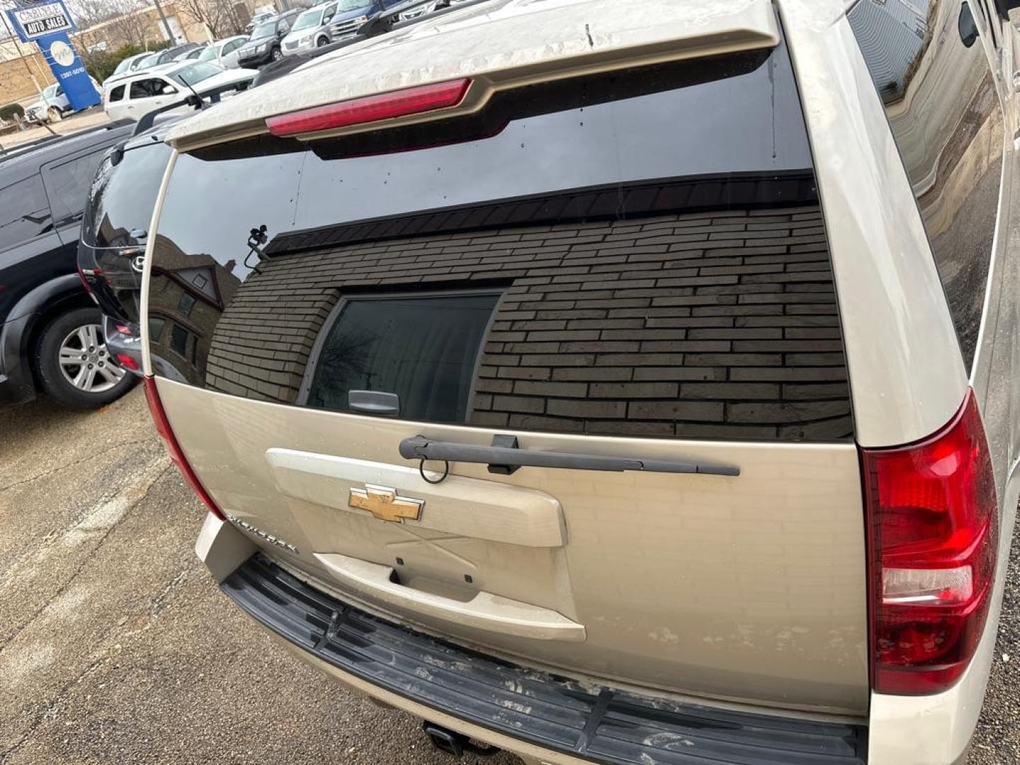 2007 GOLD CHEVROLET SUBURBAN 1500 (1GNFK16377J) with an 5.3L engine, Automatic transmission, located at 1708 Broadway, Rockford, IL, 61104, (815) 397-5010, 42.252522, -89.069359 - Photo#3