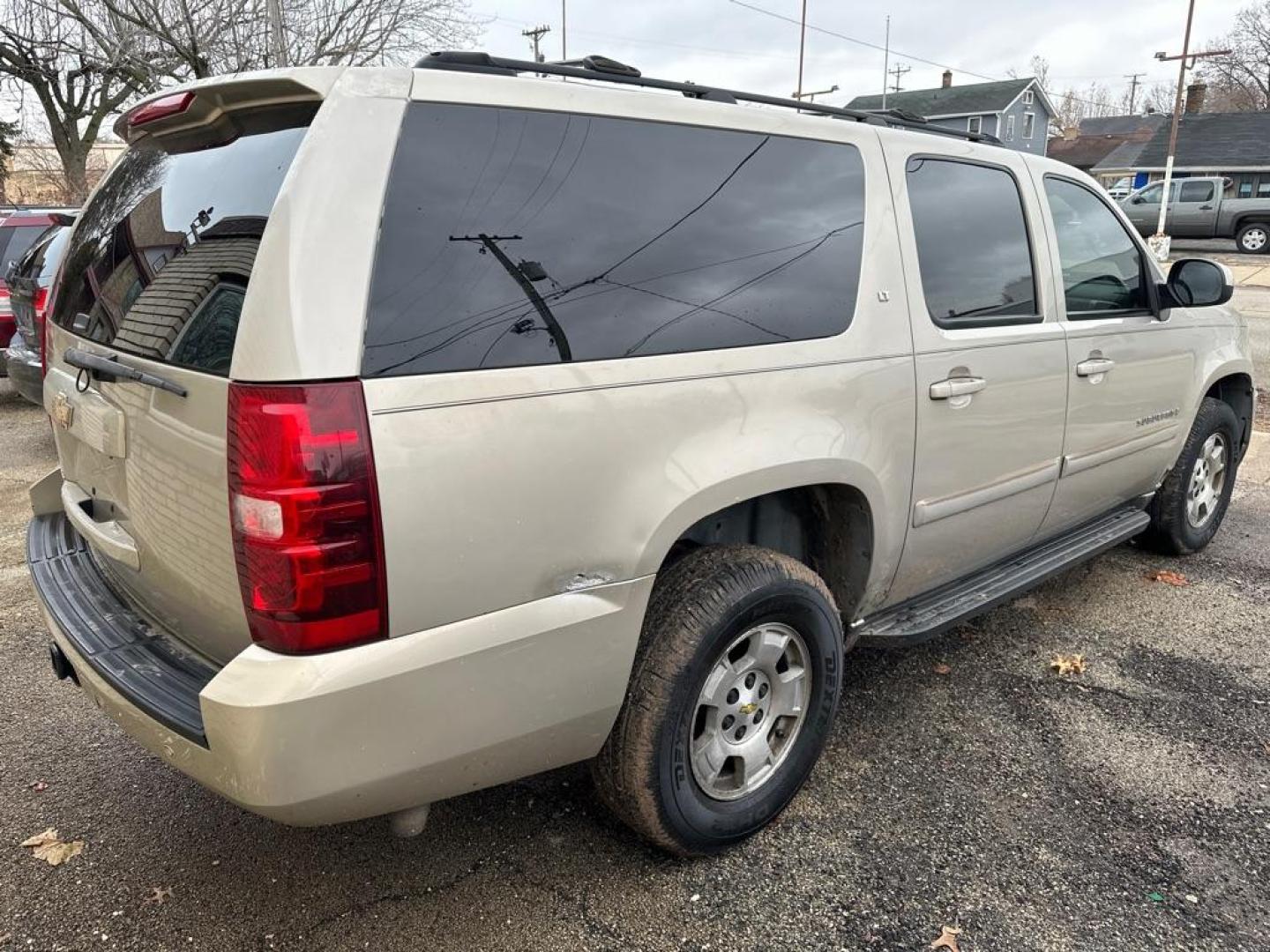 2007 GOLD CHEVROLET SUBURBAN 1500 (1GNFK16377J) with an 5.3L engine, Automatic transmission, located at 1708 Broadway, Rockford, IL, 61104, (815) 397-5010, 42.252522, -89.069359 - Photo#4