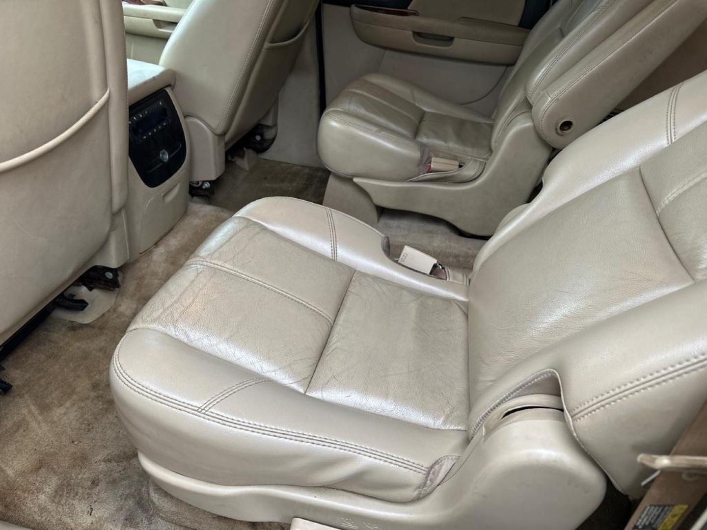 2007 GOLD CHEVROLET SUBURBAN 1500 (1GNFK16377J) with an 5.3L engine, Automatic transmission, located at 1708 Broadway, Rockford, IL, 61104, (815) 397-5010, 42.252522, -89.069359 - Photo#6