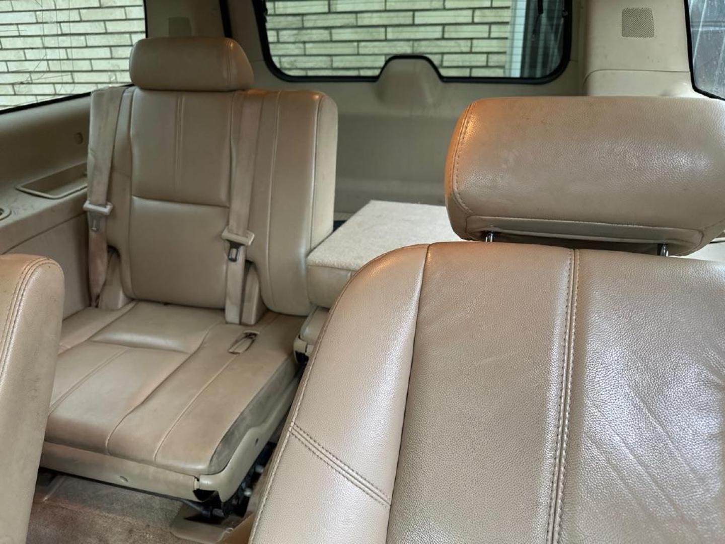 2007 GOLD CHEVROLET SUBURBAN 1500 (1GNFK16377J) with an 5.3L engine, Automatic transmission, located at 1708 Broadway, Rockford, IL, 61104, (815) 397-5010, 42.252522, -89.069359 - Photo#7