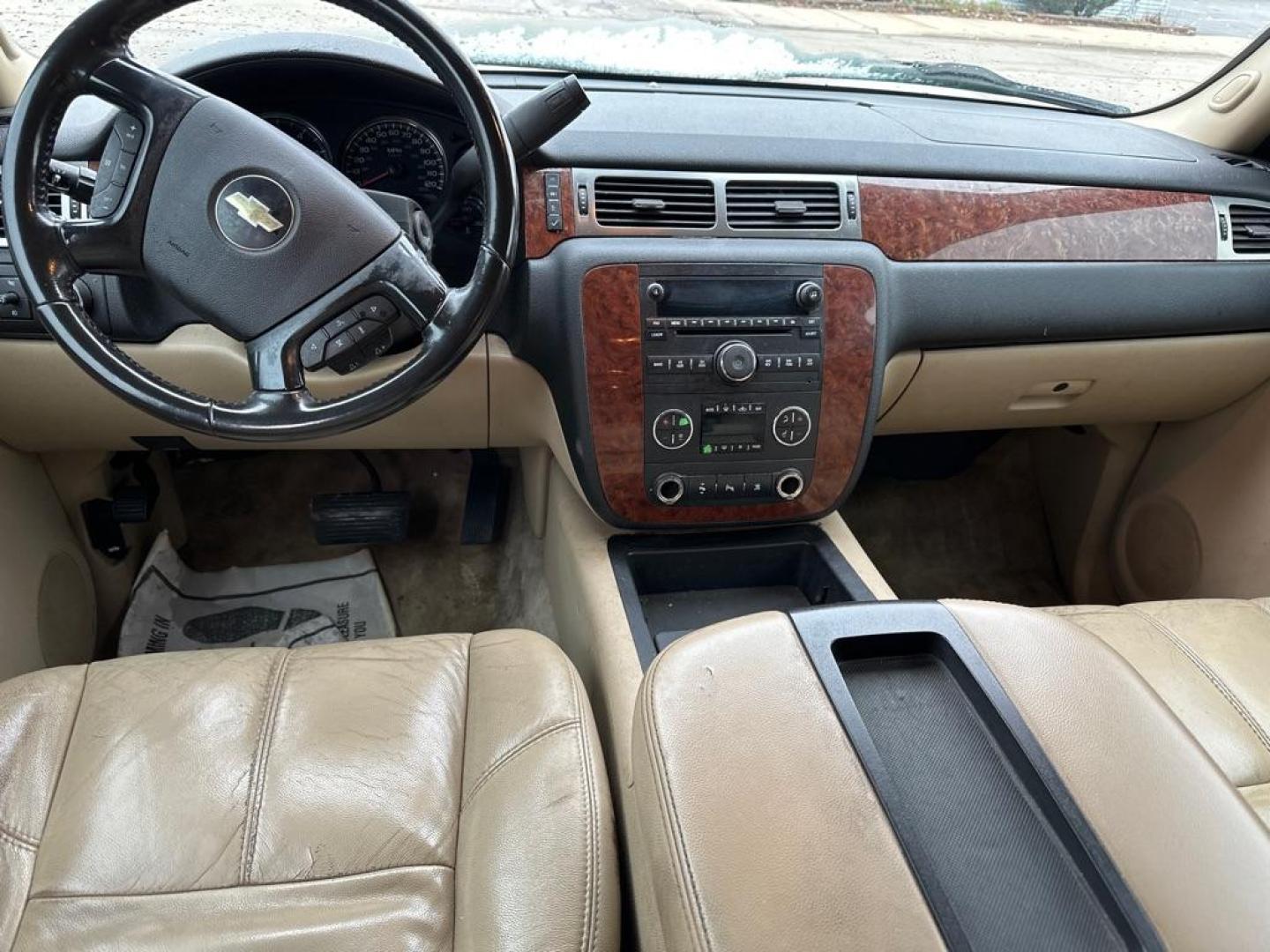 2007 GOLD CHEVROLET SUBURBAN 1500 (1GNFK16377J) with an 5.3L engine, Automatic transmission, located at 1708 Broadway, Rockford, IL, 61104, (815) 397-5010, 42.252522, -89.069359 - Photo#8