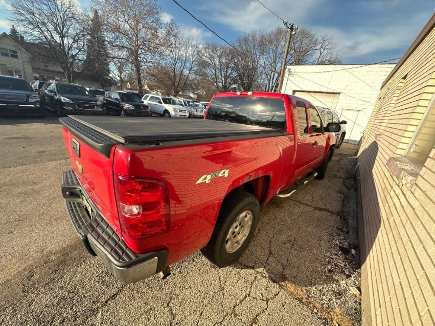 2012 RED CHEVROLET SILVERADO 1500 LT (1GCRKSE75CZ) with an 5.3L engine, Automatic transmission, located at 1708 Broadway, Rockford, IL, 61104, (815) 397-5010, 42.252522, -89.069359 - Photo#3