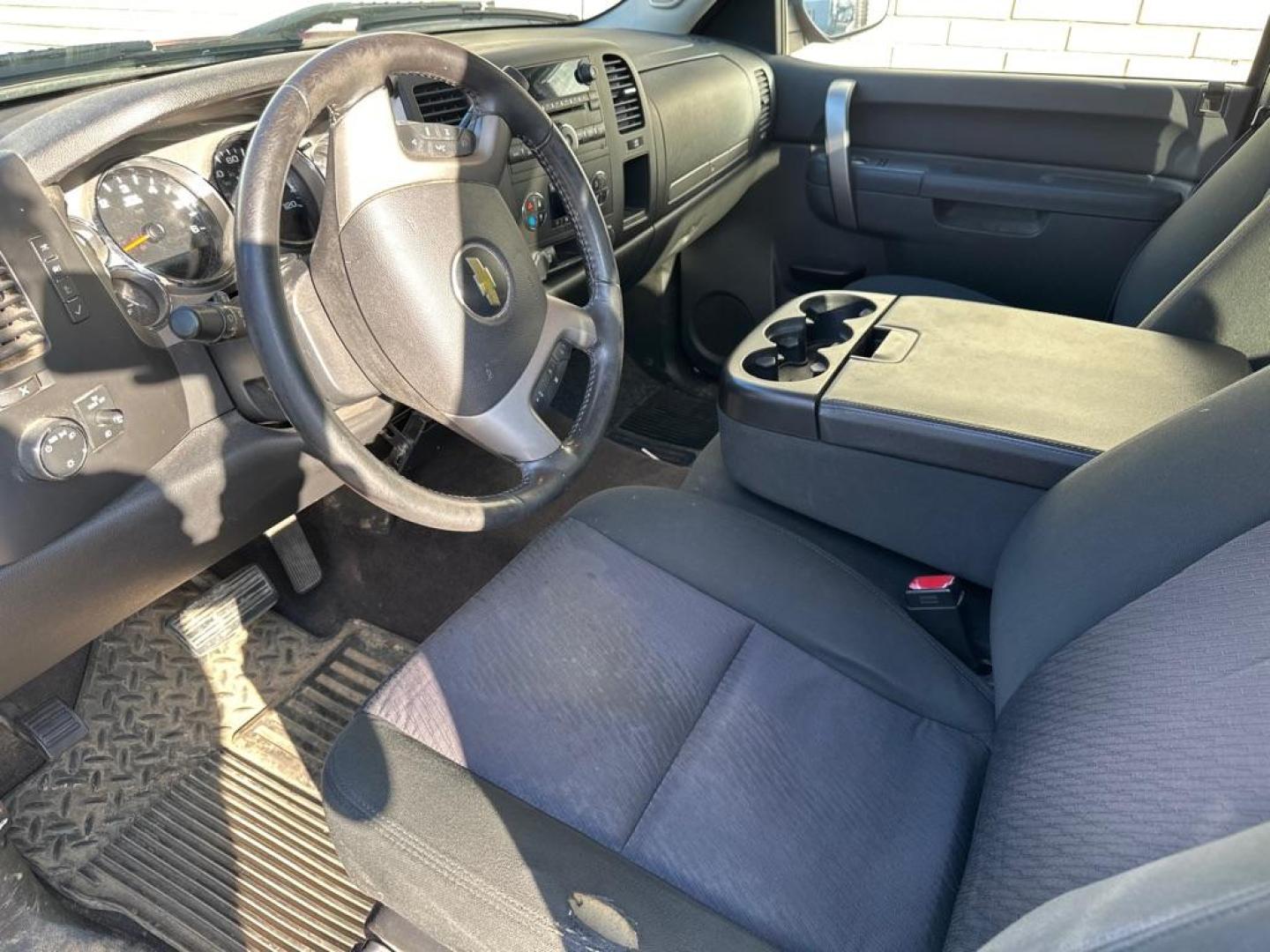 2012 RED CHEVROLET SILVERADO 1500 LT (1GCRKSE75CZ) with an 5.3L engine, Automatic transmission, located at 1708 Broadway, Rockford, IL, 61104, (815) 397-5010, 42.252522, -89.069359 - Photo#4