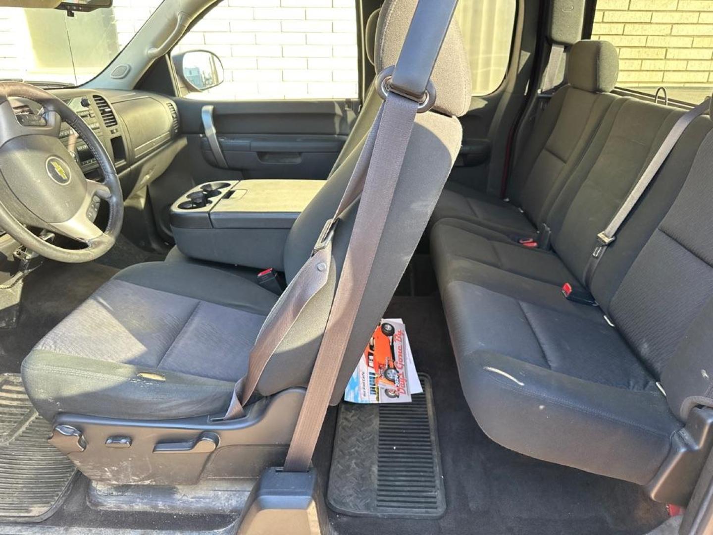 2012 RED CHEVROLET SILVERADO 1500 LT (1GCRKSE75CZ) with an 5.3L engine, Automatic transmission, located at 1708 Broadway, Rockford, IL, 61104, (815) 397-5010, 42.252522, -89.069359 - Photo#5