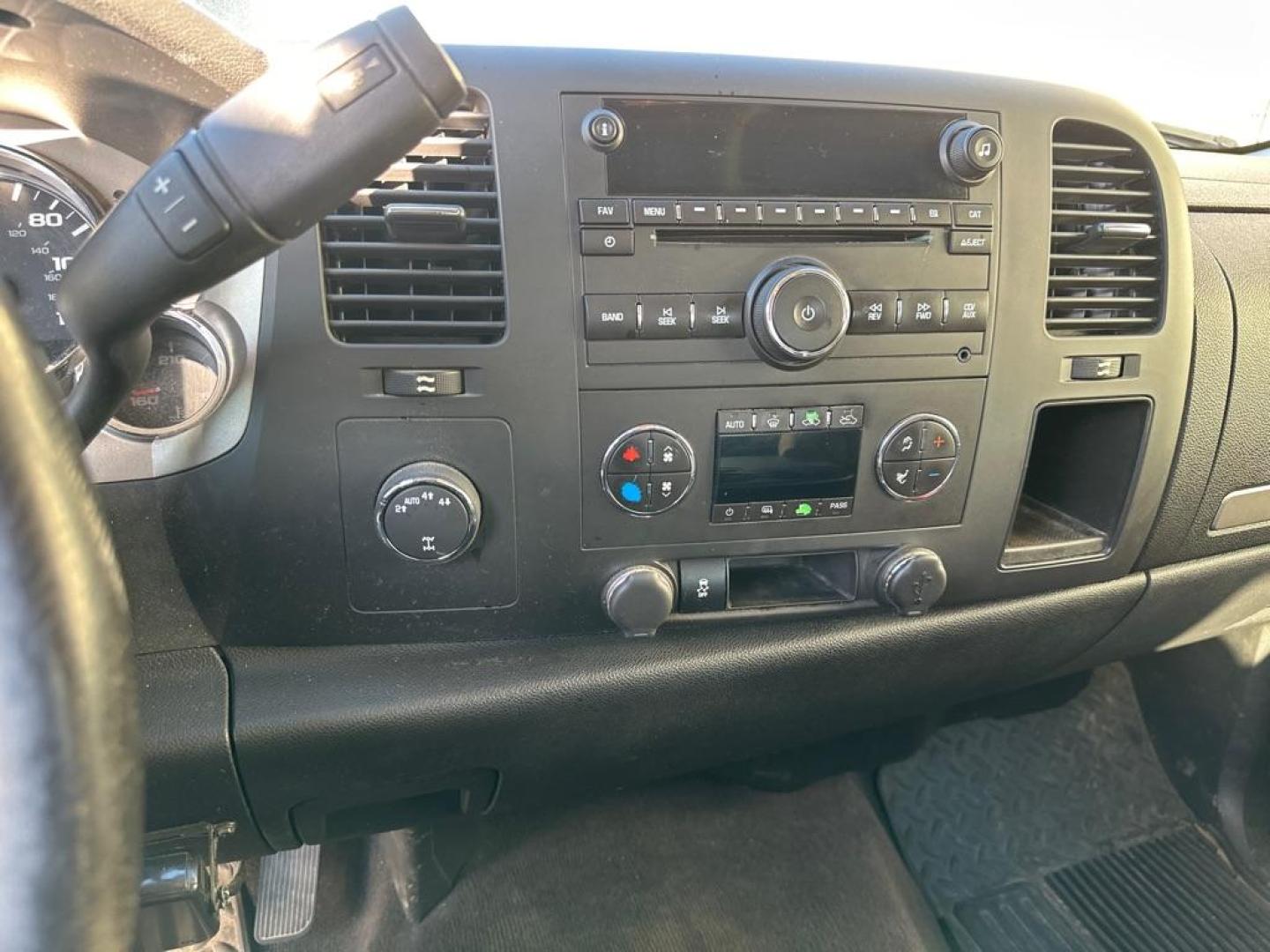 2012 RED CHEVROLET SILVERADO 1500 LT (1GCRKSE75CZ) with an 5.3L engine, Automatic transmission, located at 1708 Broadway, Rockford, IL, 61104, (815) 397-5010, 42.252522, -89.069359 - Photo#6