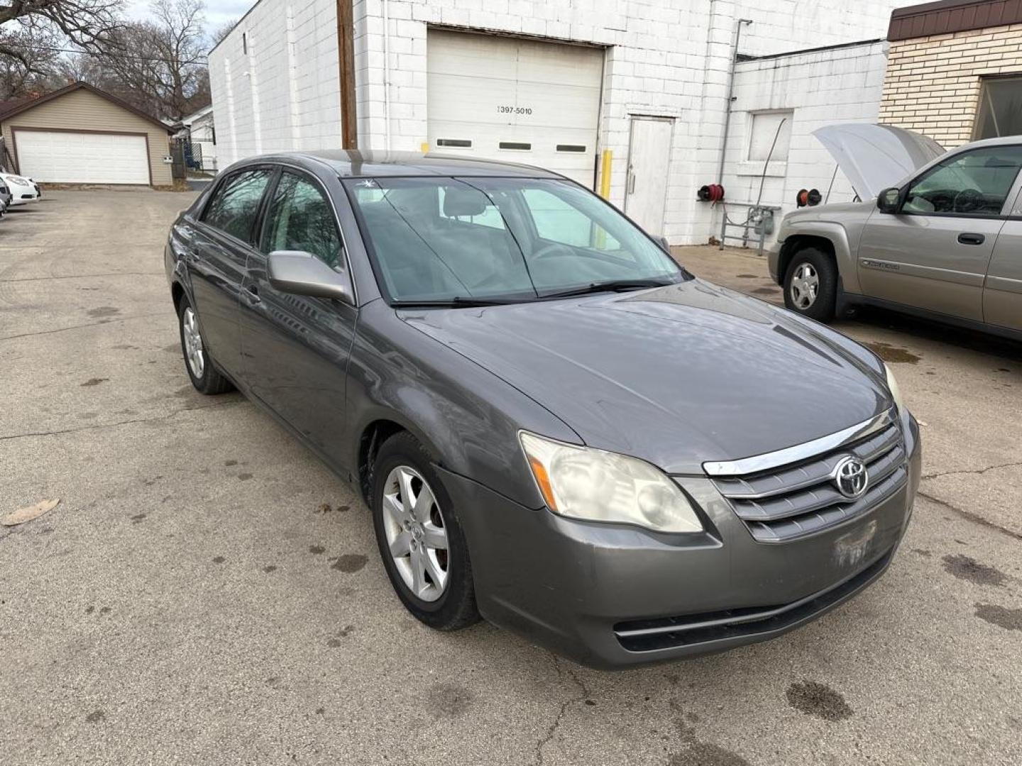 2007 GREY TOYOTA AVALON XL (4T1BK36B07U) with an 3.5L engine, Automatic transmission, located at 1708 Broadway, Rockford, IL, 61104, (815) 397-5010, 42.252522, -89.069359 - Photo#3