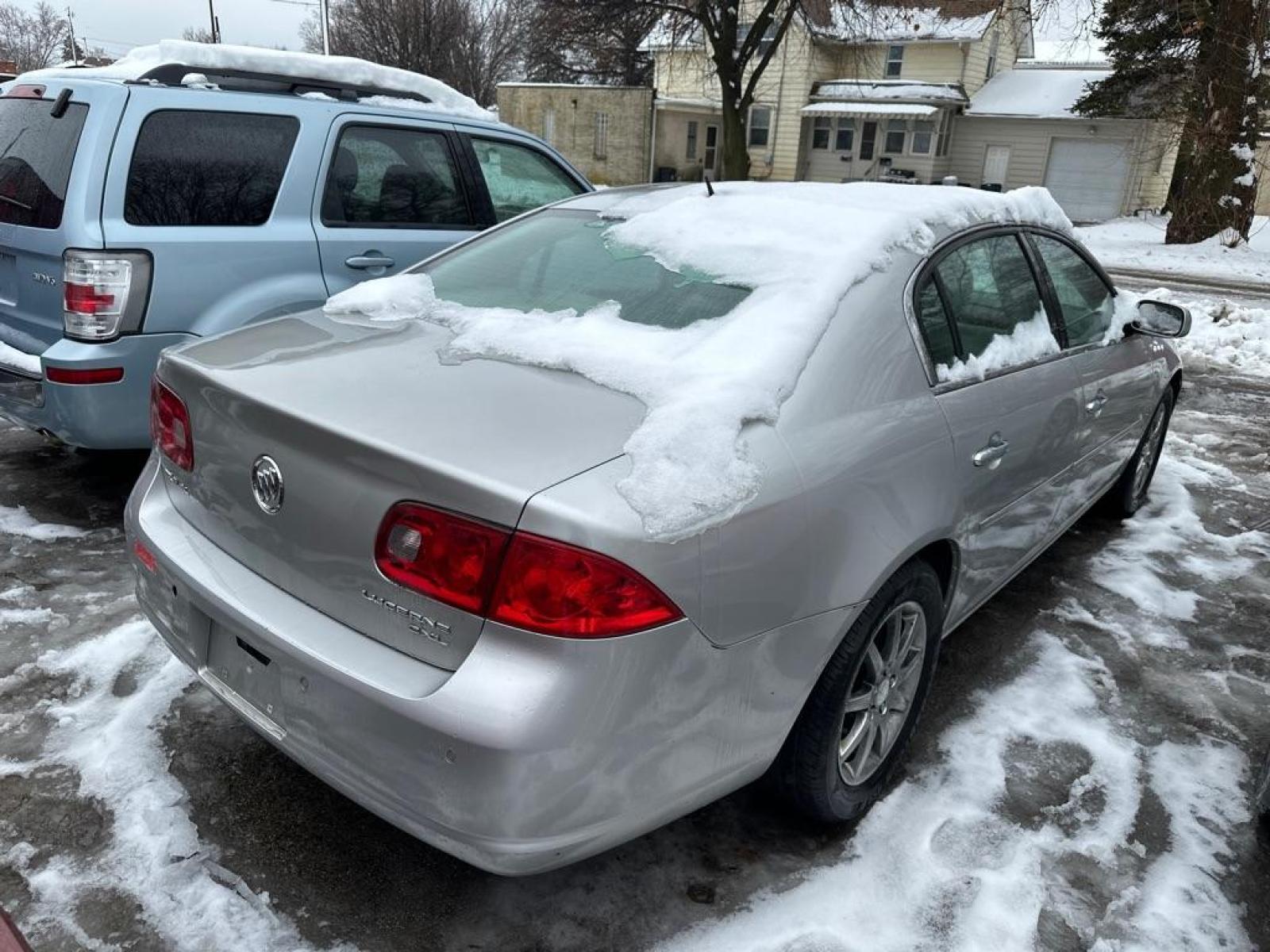 2007 SILVER BUICK LUCERNE CXL (1G4HD57217U) with an 3.8L engine, Automatic transmission, located at 1708 Broadway, Rockford, IL, 61104, (815) 397-5010, 42.252522, -89.069359 - Photo #3