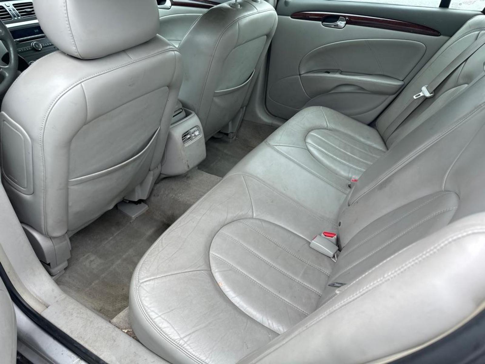2007 SILVER BUICK LUCERNE CXL (1G4HD57217U) with an 3.8L engine, Automatic transmission, located at 1708 Broadway, Rockford, IL, 61104, (815) 397-5010, 42.252522, -89.069359 - Photo #4