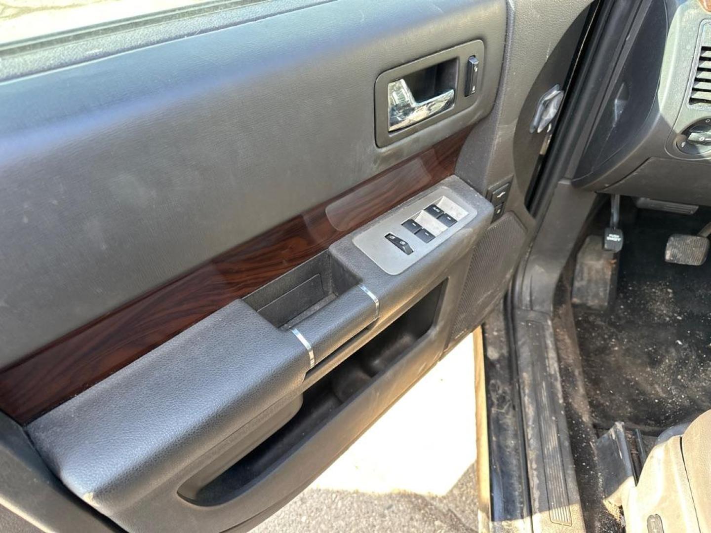 2009 BLACK FORD FLEX SEL (2FMDK52CX9B) with an 3.5L engine, Automatic transmission, located at 1708 Broadway, Rockford, IL, 61104, (815) 397-5010, 42.252522, -89.069359 - Photo#8