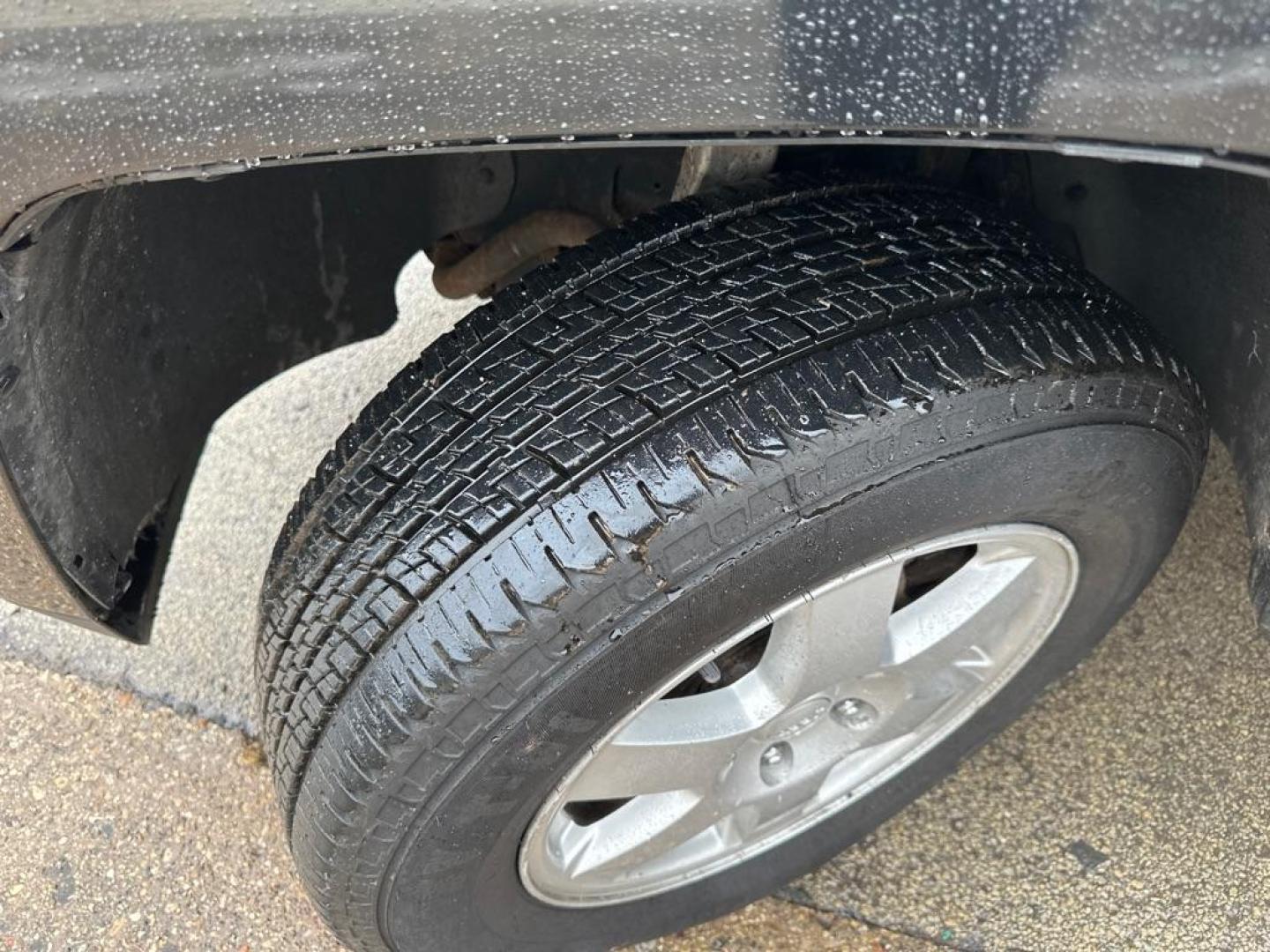 2009 BLACK JEEP GRAND CHEROKEE LAREDO (1J8GR48K79C) with an 3.7L engine, Automatic transmission, located at 1708 Broadway, Rockford, IL, 61104, (815) 397-5010, 42.252522, -89.069359 - Photo#9
