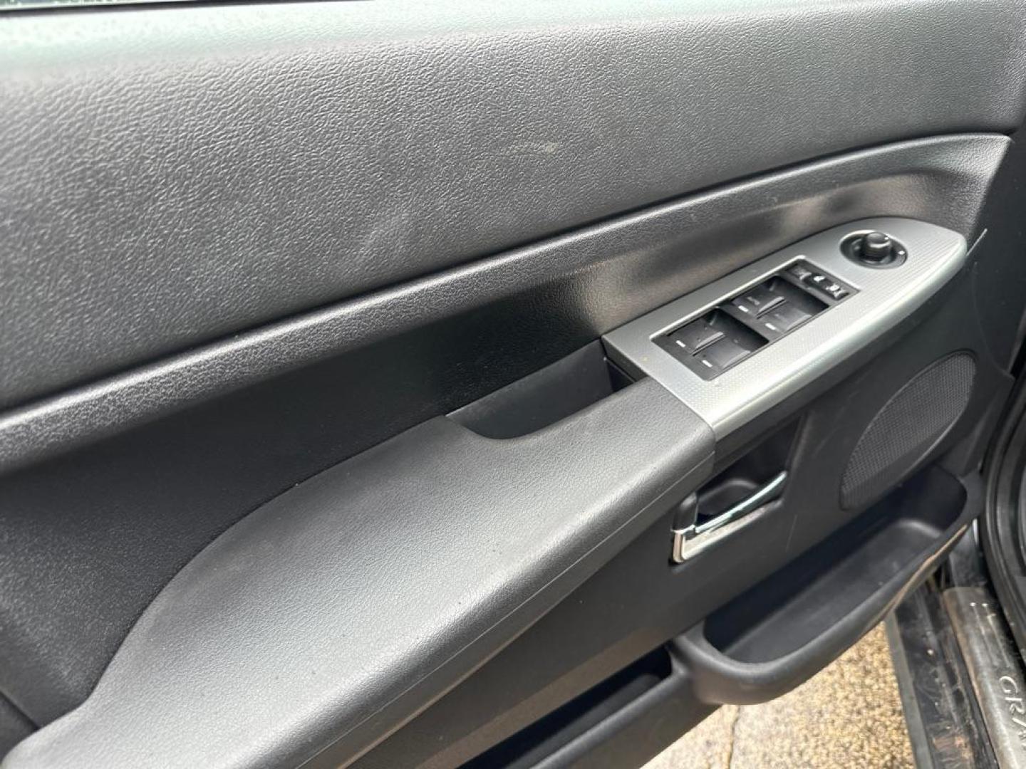 2009 BLACK JEEP GRAND CHEROKEE LAREDO (1J8GR48K79C) with an 3.7L engine, Automatic transmission, located at 1708 Broadway, Rockford, IL, 61104, (815) 397-5010, 42.252522, -89.069359 - Photo#11