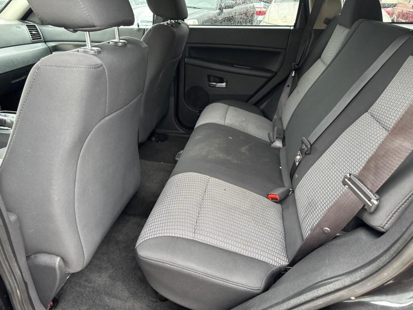 2009 BLACK JEEP GRAND CHEROKEE LAREDO (1J8GR48K79C) with an 3.7L engine, Automatic transmission, located at 1708 Broadway, Rockford, IL, 61104, (815) 397-5010, 42.252522, -89.069359 - Photo#5