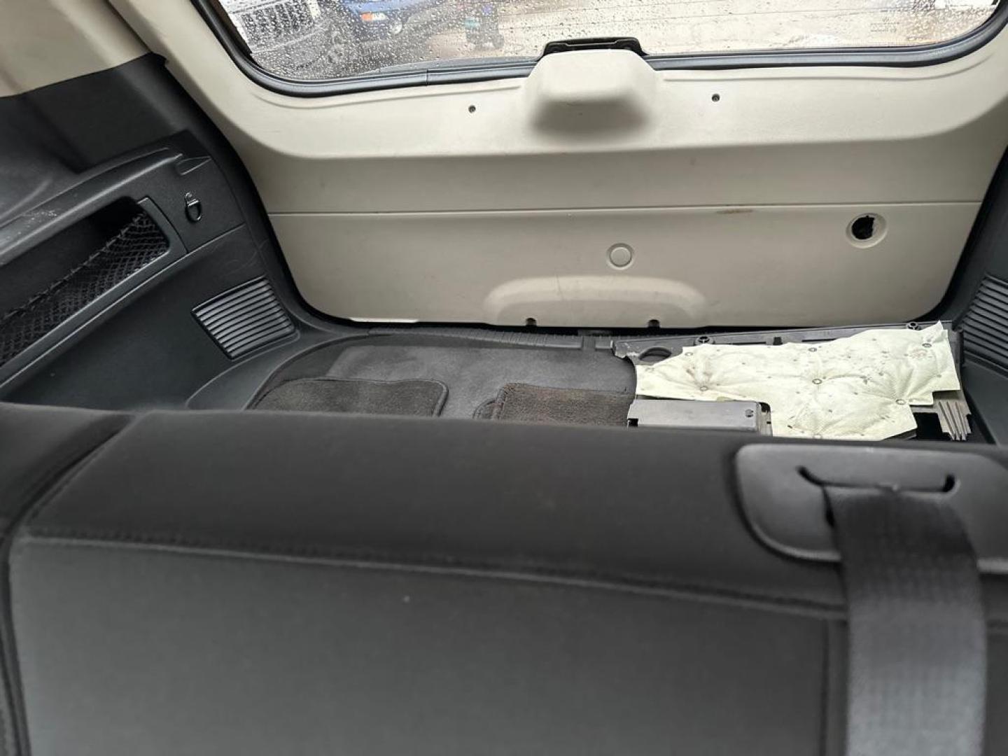 2009 BLACK JEEP GRAND CHEROKEE LAREDO (1J8GR48K79C) with an 3.7L engine, Automatic transmission, located at 1708 Broadway, Rockford, IL, 61104, (815) 397-5010, 42.252522, -89.069359 - Photo#6