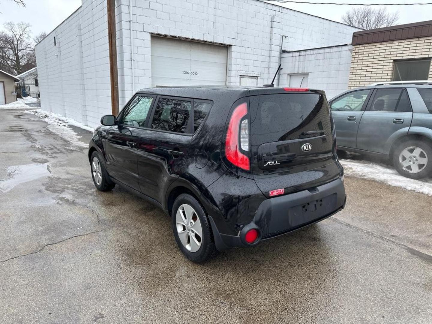 2015 BLACK KIA SOUL (KNDJN2A25F7) with an 1.6L engine, Automatic transmission, located at 1708 Broadway, Rockford, IL, 61104, (815) 397-5010, 42.252522, -89.069359 - Photo#1