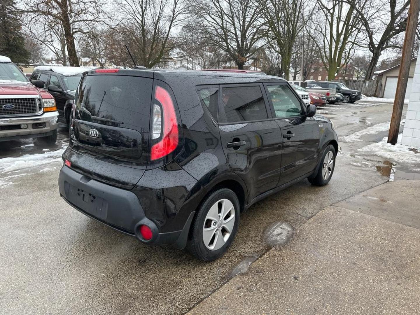 2015 BLACK KIA SOUL (KNDJN2A25F7) with an 1.6L engine, Automatic transmission, located at 1708 Broadway, Rockford, IL, 61104, (815) 397-5010, 42.252522, -89.069359 - Photo#2