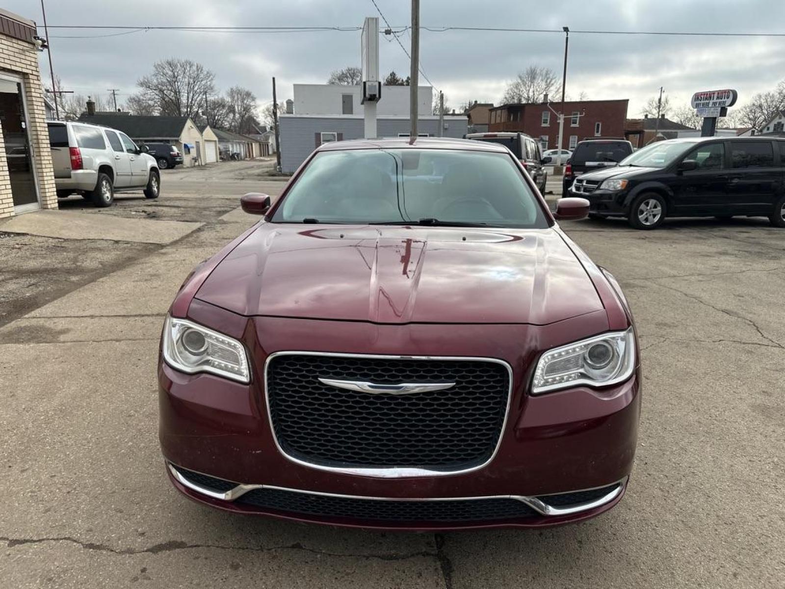 2016 RED CHRYSLER 300 LIMITED (2C3CCAAG2GH) with an 3.6L engine, Automatic transmission, located at 1708 Broadway, Rockford, IL, 61104, (815) 397-5010, 42.252522, -89.069359 - Photo #4