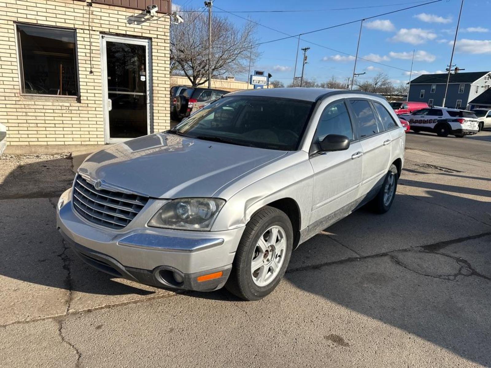 2005 SILVER CHRYSLER PACIFICA TOURING (2C4GM68445R) with an 3.5L engine, Automatic transmission, located at 1708 Broadway, Rockford, IL, 61104, (815) 397-5010, 42.252522, -89.069359 - Photo #0