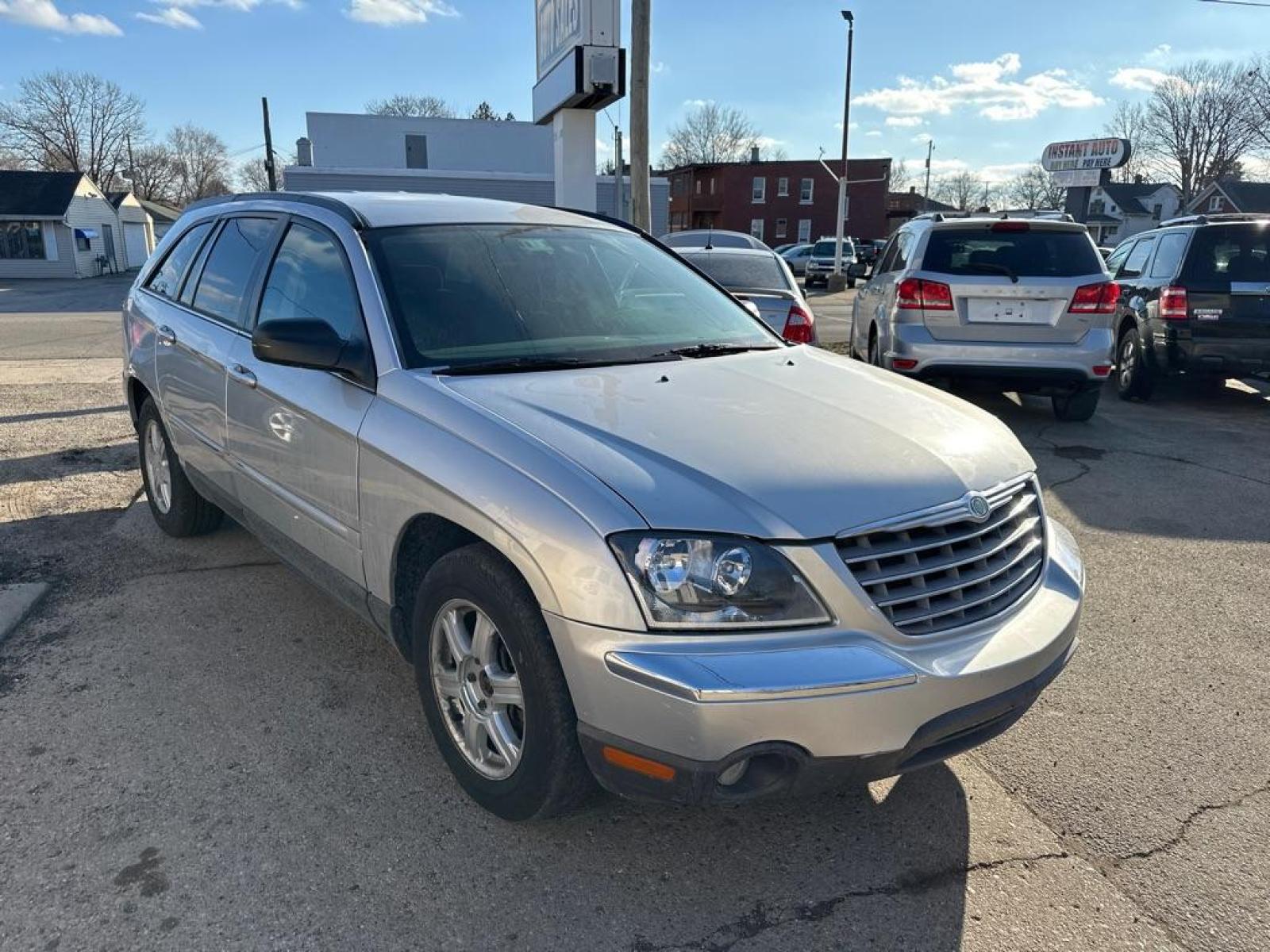 2005 SILVER CHRYSLER PACIFICA TOURING (2C4GM68445R) with an 3.5L engine, Automatic transmission, located at 1708 Broadway, Rockford, IL, 61104, (815) 397-5010, 42.252522, -89.069359 - Photo #3