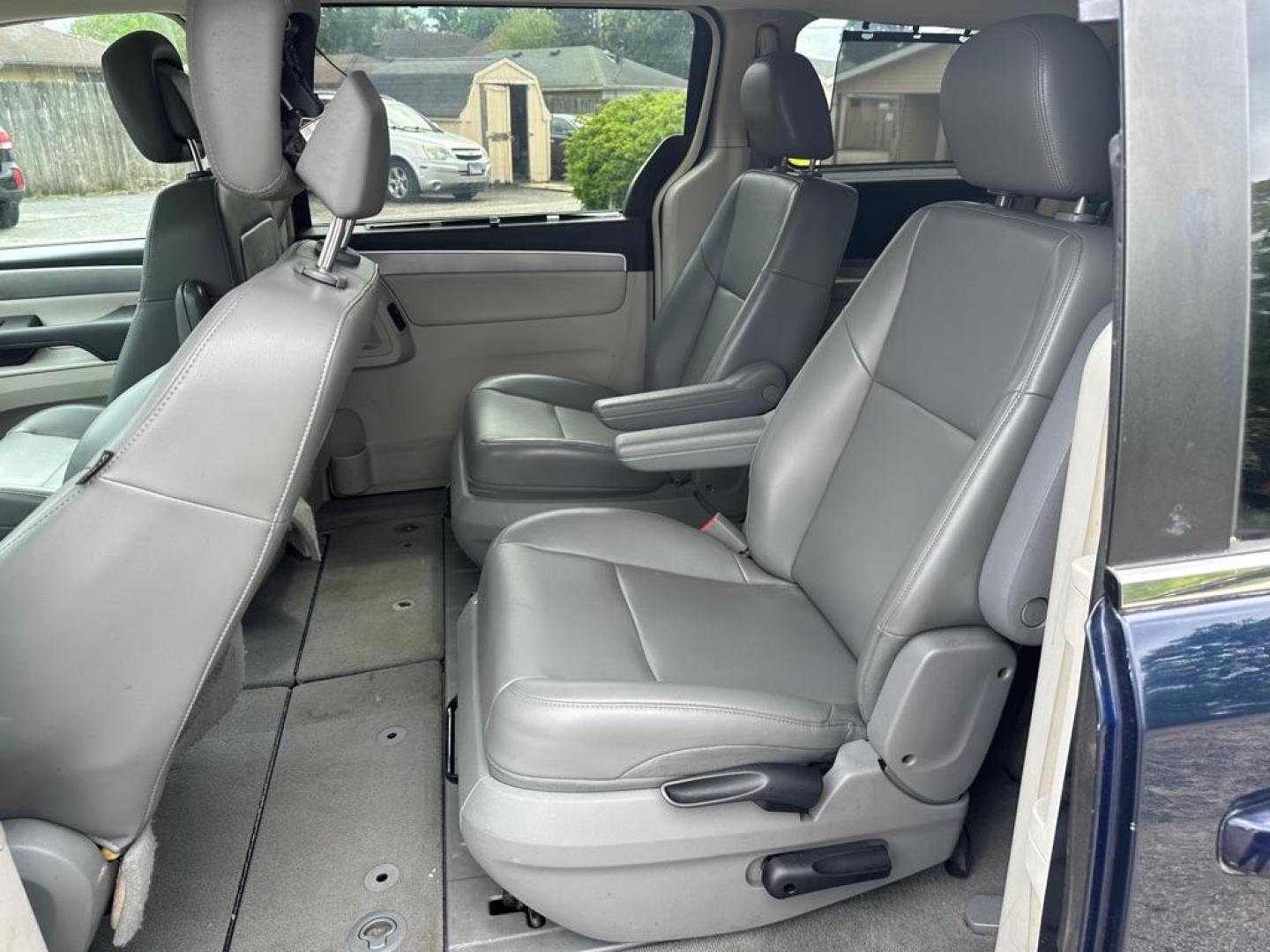 2013 BLUE VOLKSWAGEN ROUTAN SE (2C4RVABG9DR) with an 3.6L engine, Automatic transmission, located at 1708 Broadway, Rockford, IL, 61104, (815) 397-5010, 42.252522, -89.069359 - Photo#4