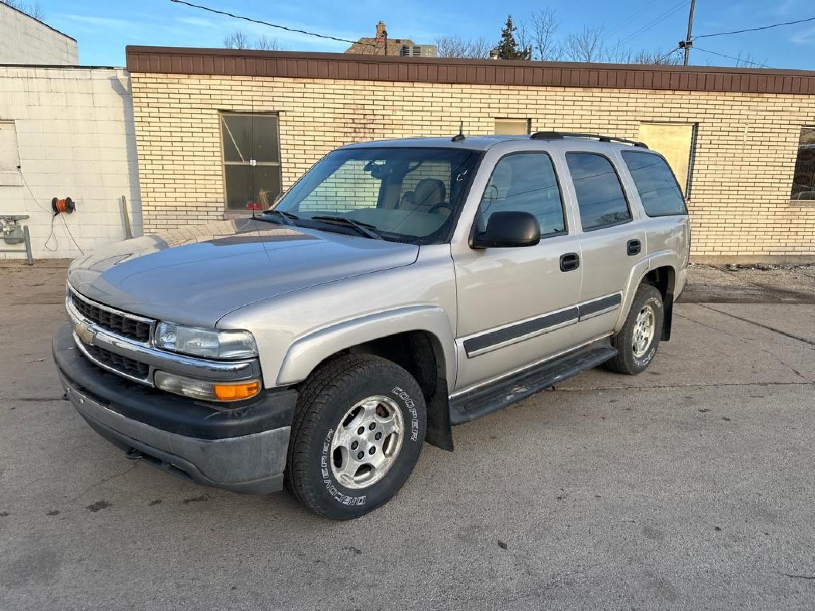 2004 TAN CHEVROLET TAHOE 1500 (1GNEK13Z64J) with an 5.3L engine, Automatic transmission, located at 1708 Broadway, Rockford, IL, 61104, (815) 397-5010, 42.252522, -89.069359 - Photo #0