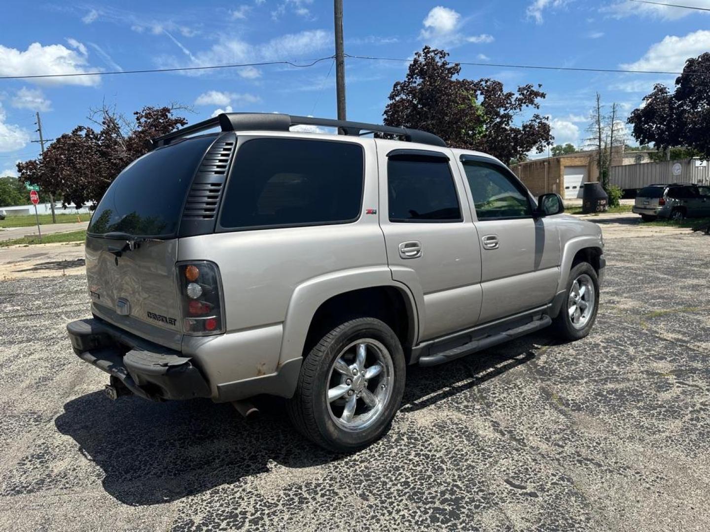 2005 TAN CHEVROLET TAHOE 1500 (1GNEK13T05R) with an 5.3L engine, Automatic transmission, located at 1708 Broadway, Rockford, IL, 61104, (815) 397-5010, 42.252522, -89.069359 - Photo#4