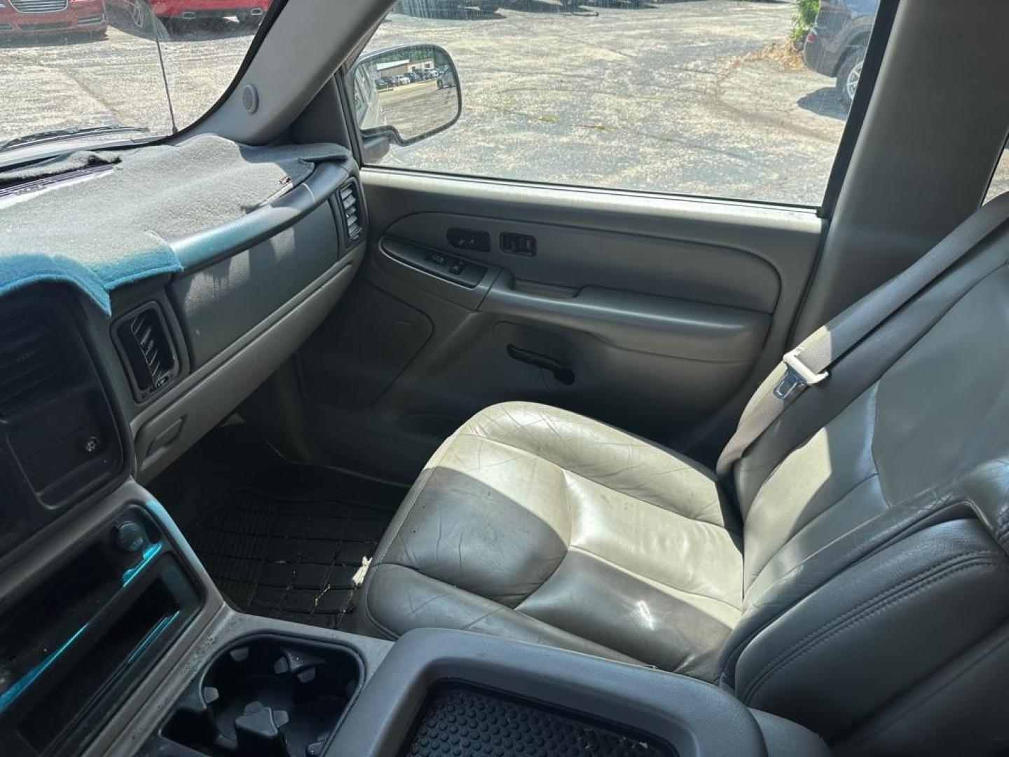 2005 TAN CHEVROLET TAHOE 1500 (1GNEK13T05R) with an 5.3L engine, Automatic transmission, located at 1708 Broadway, Rockford, IL, 61104, (815) 397-5010, 42.252522, -89.069359 - Photo#14