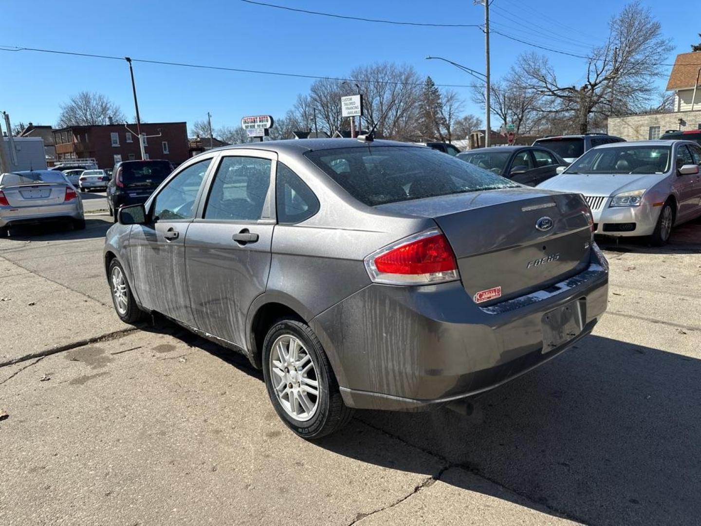 2009 GRAY FORD FOCUS SE (1FAHP35N09W) with an 2.0L engine, Automatic transmission, located at 1708 Broadway, Rockford, IL, 61104, (815) 397-5010, 42.252522, -89.069359 - Photo#1