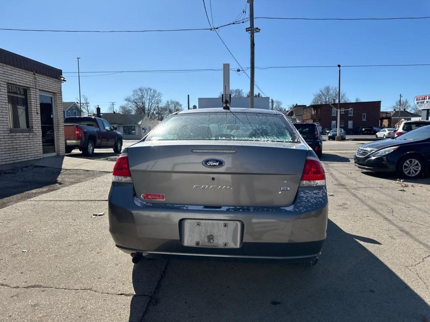 2009 GRAY FORD FOCUS SE (1FAHP35N09W) with an 2.0L engine, Automatic transmission, located at 1708 Broadway, Rockford, IL, 61104, (815) 397-5010, 42.252522, -89.069359 - Photo#2