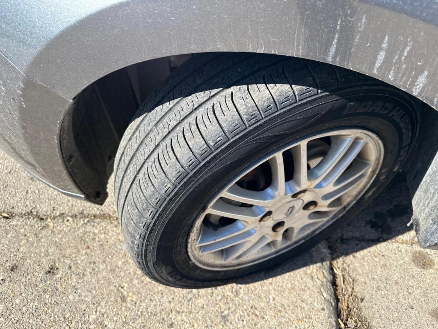 2009 GRAY FORD FOCUS SE (1FAHP35N09W) with an 2.0L engine, Automatic transmission, located at 1708 Broadway, Rockford, IL, 61104, (815) 397-5010, 42.252522, -89.069359 - Photo#10