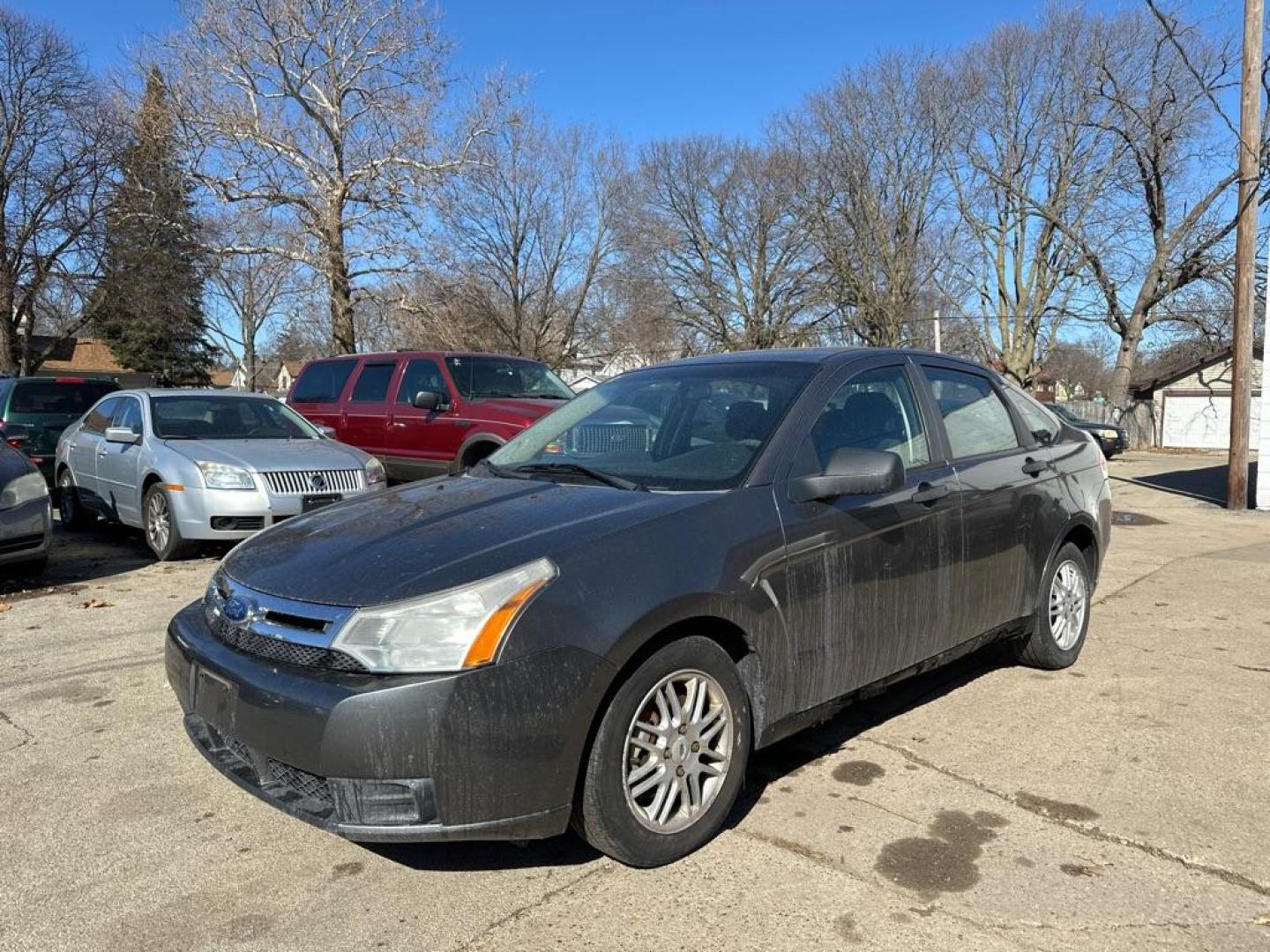 2009 GRAY FORD FOCUS SE (1FAHP35N09W) with an 2.0L engine, Automatic transmission, located at 1708 Broadway, Rockford, IL, 61104, (815) 397-5010, 42.252522, -89.069359 - Photo#0