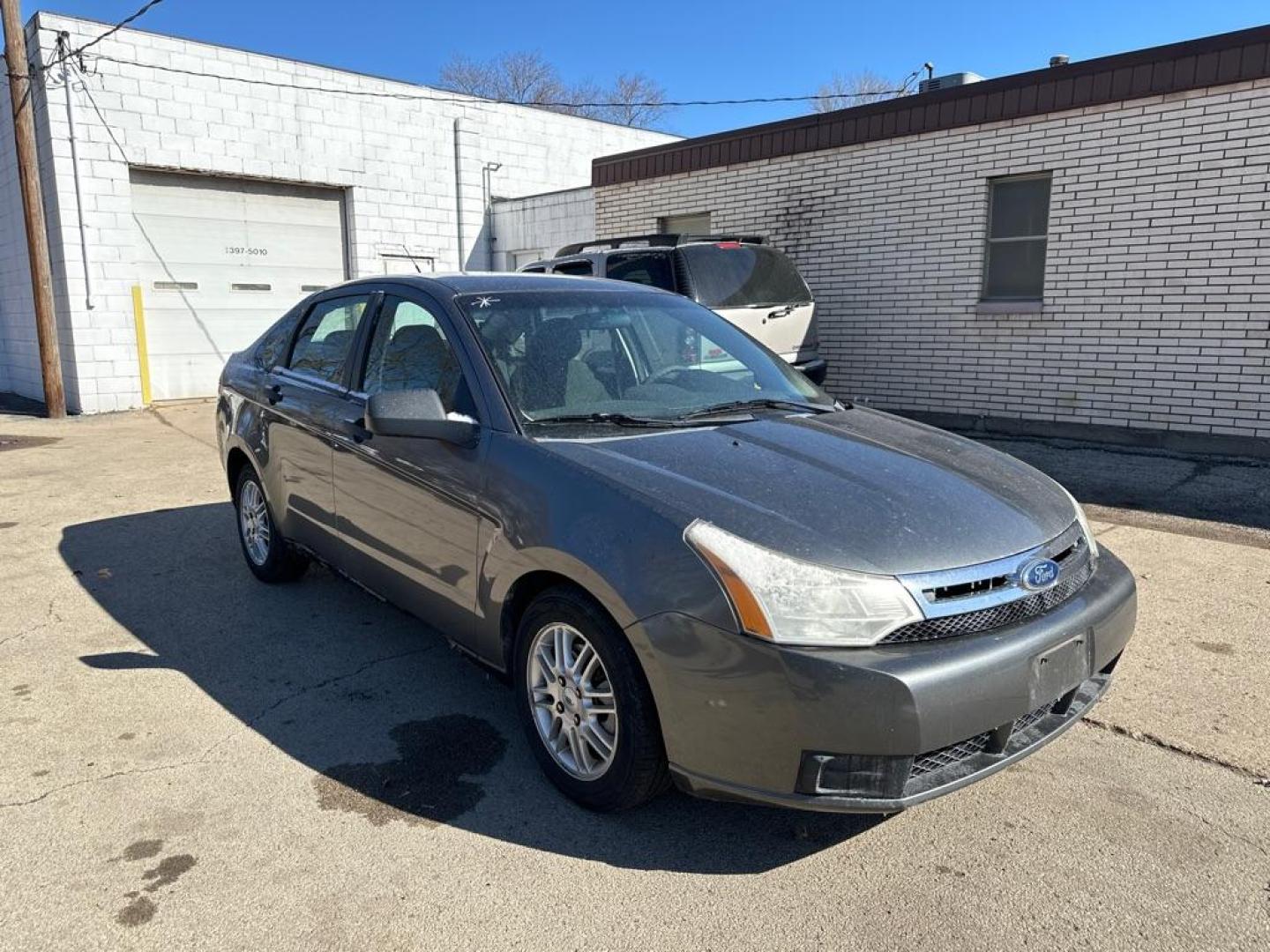 2009 GRAY FORD FOCUS SE (1FAHP35N09W) with an 2.0L engine, Automatic transmission, located at 1708 Broadway, Rockford, IL, 61104, (815) 397-5010, 42.252522, -89.069359 - Photo#4