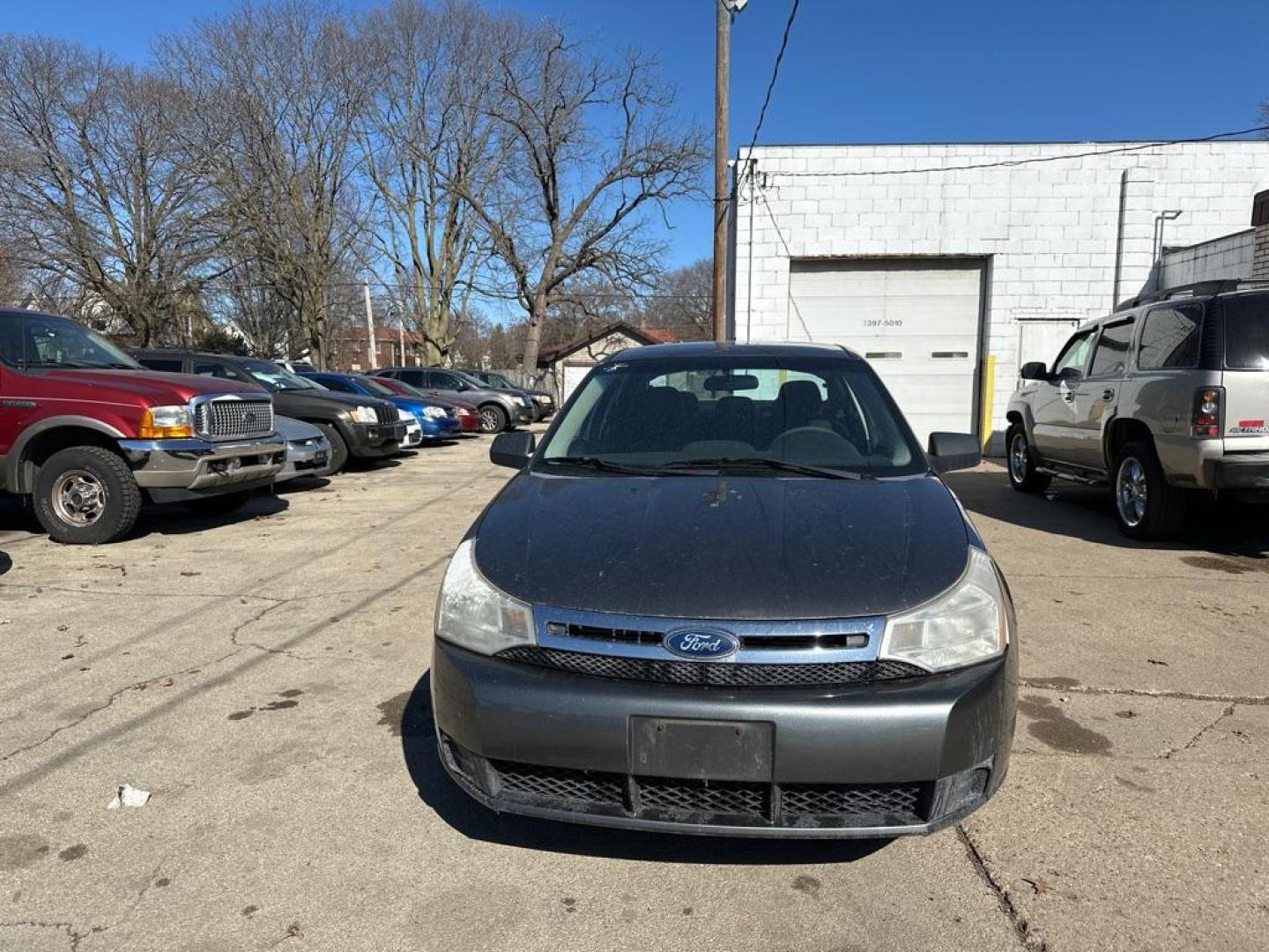 2009 GRAY FORD FOCUS SE (1FAHP35N09W) with an 2.0L engine, Automatic transmission, located at 1708 Broadway, Rockford, IL, 61104, (815) 397-5010, 42.252522, -89.069359 - Photo#5