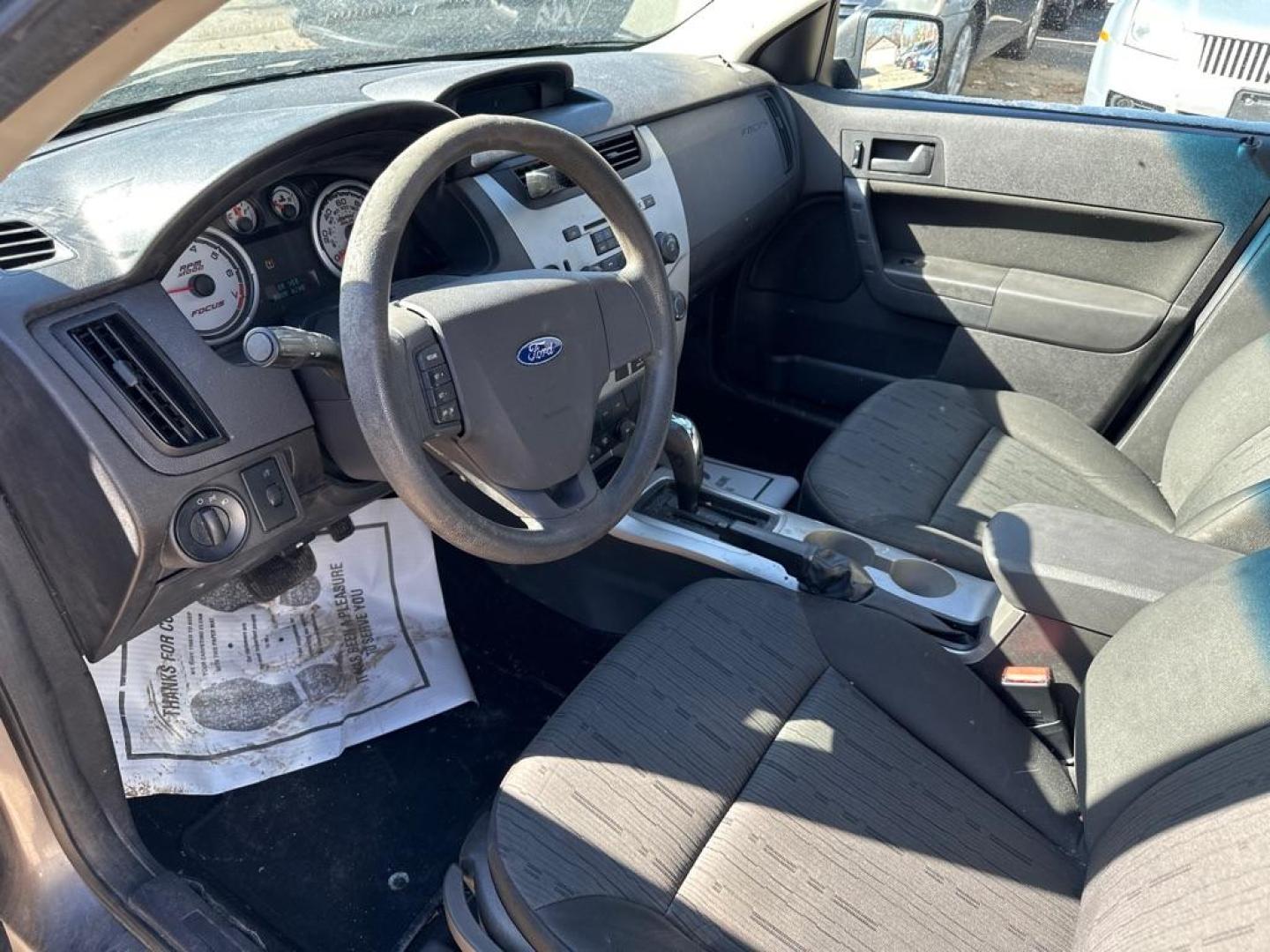 2009 GRAY FORD FOCUS SE (1FAHP35N09W) with an 2.0L engine, Automatic transmission, located at 1708 Broadway, Rockford, IL, 61104, (815) 397-5010, 42.252522, -89.069359 - Photo#6