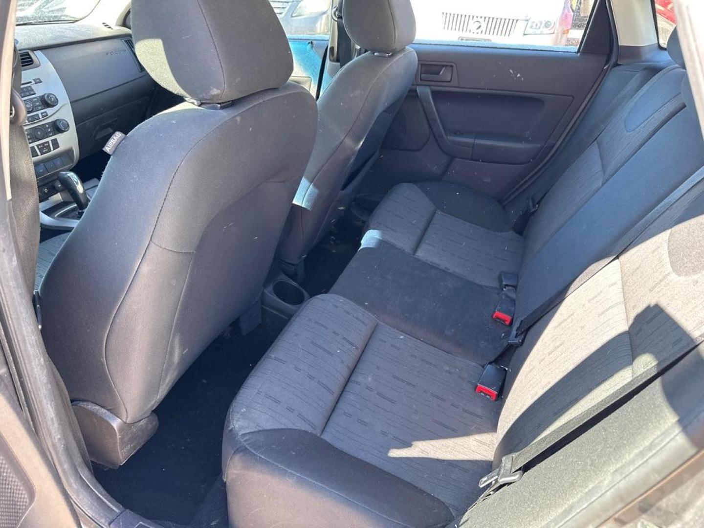 2009 GRAY FORD FOCUS SE (1FAHP35N09W) with an 2.0L engine, Automatic transmission, located at 1708 Broadway, Rockford, IL, 61104, (815) 397-5010, 42.252522, -89.069359 - Photo#7