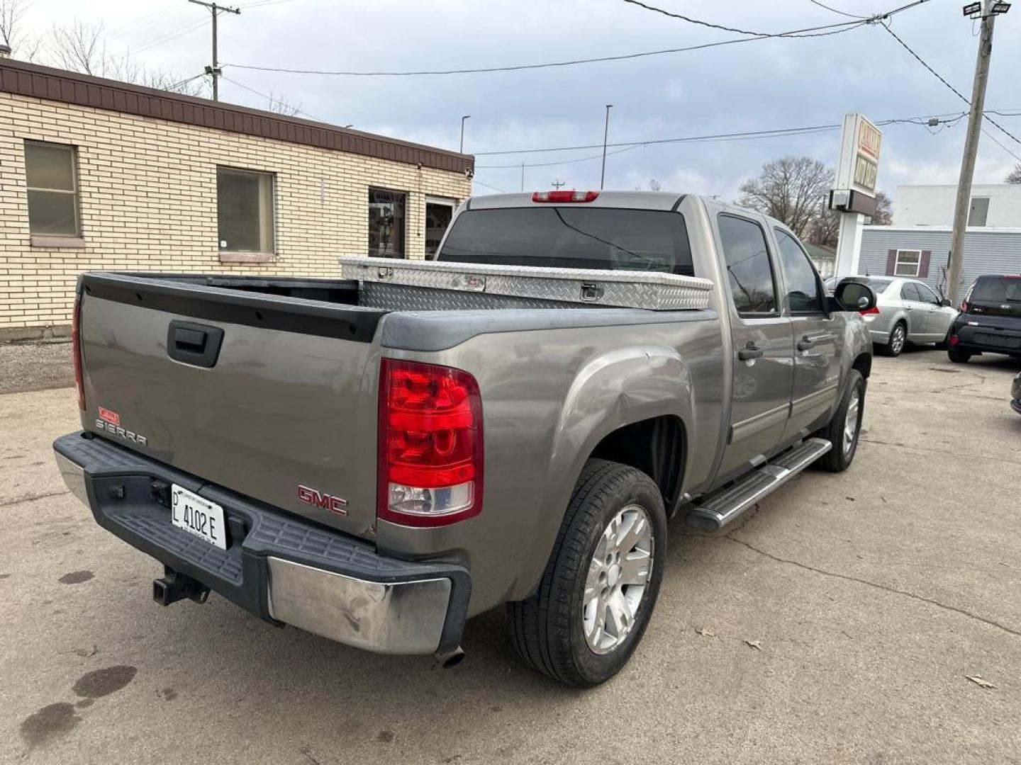 2007 GRAY GMC NEW SIERRA 1500 (3GTEC13C97G) with an 4.8L engine, Automatic transmission, located at 1708 Broadway, Rockford, IL, 61104, (815) 397-5010, 42.252522, -89.069359 - Photo#2