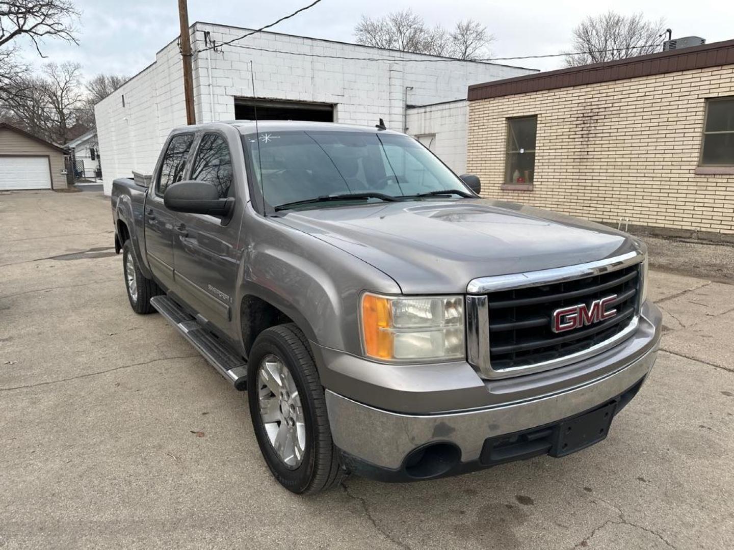 2007 GRAY GMC NEW SIERRA 1500 (3GTEC13C97G) with an 4.8L engine, Automatic transmission, located at 1708 Broadway, Rockford, IL, 61104, (815) 397-5010, 42.252522, -89.069359 - Photo#3