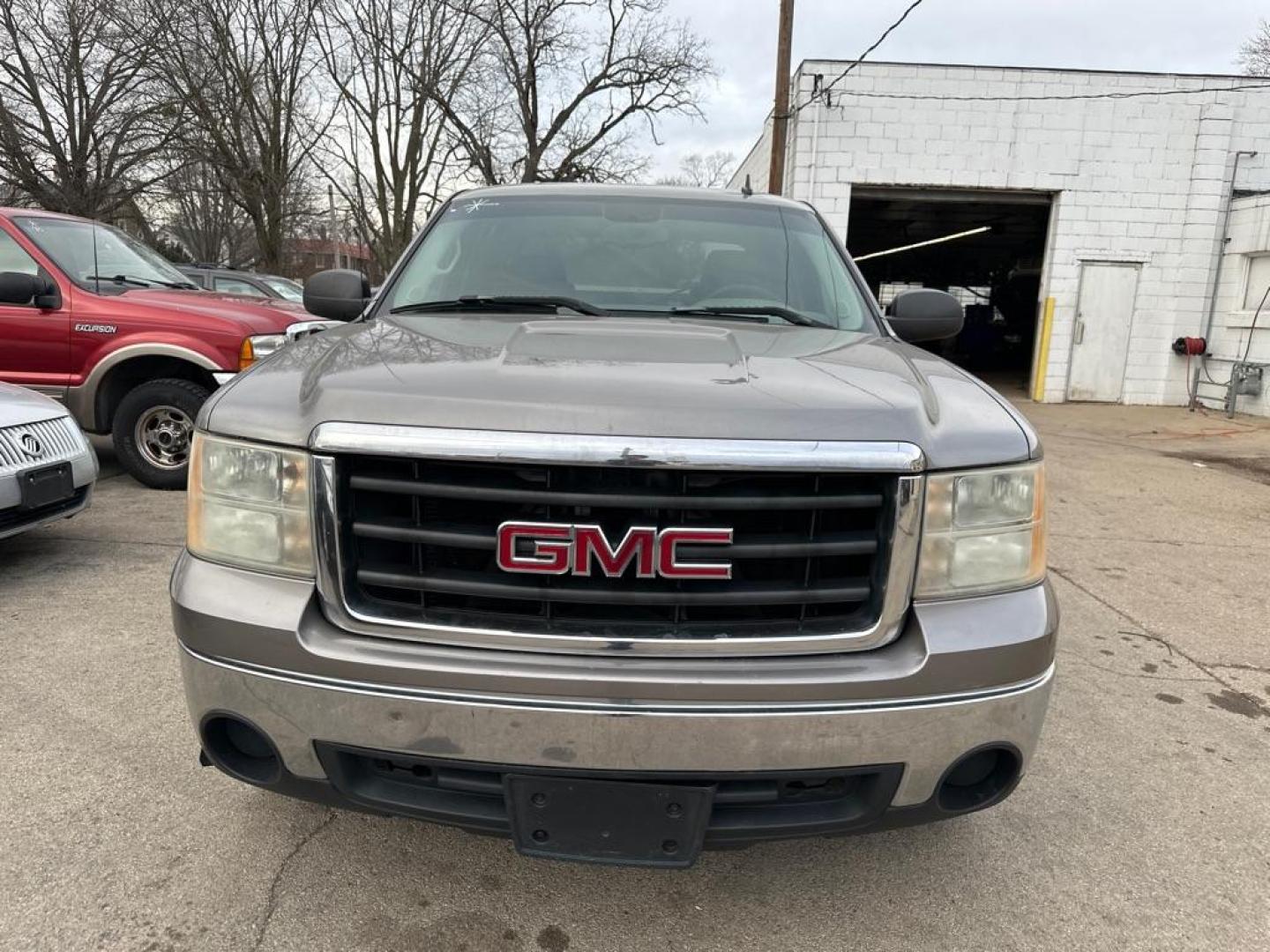 2007 GRAY GMC NEW SIERRA 1500 (3GTEC13C97G) with an 4.8L engine, Automatic transmission, located at 1708 Broadway, Rockford, IL, 61104, (815) 397-5010, 42.252522, -89.069359 - Photo#4