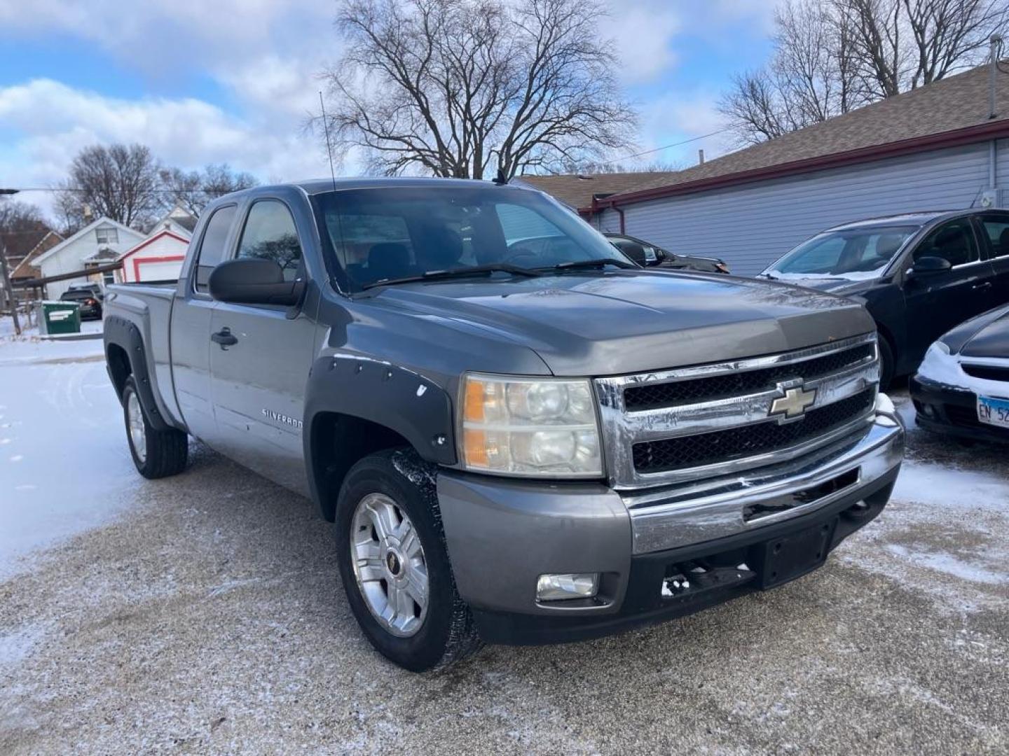 2009 GRAY CHEVROLET SILVERADO 1500 LT (1GCEK29079Z) with an 5.3L engine, Automatic transmission, located at 1708 Broadway, Rockford, IL, 61104, (815) 397-5010, 42.252522, -89.069359 - Photo#1