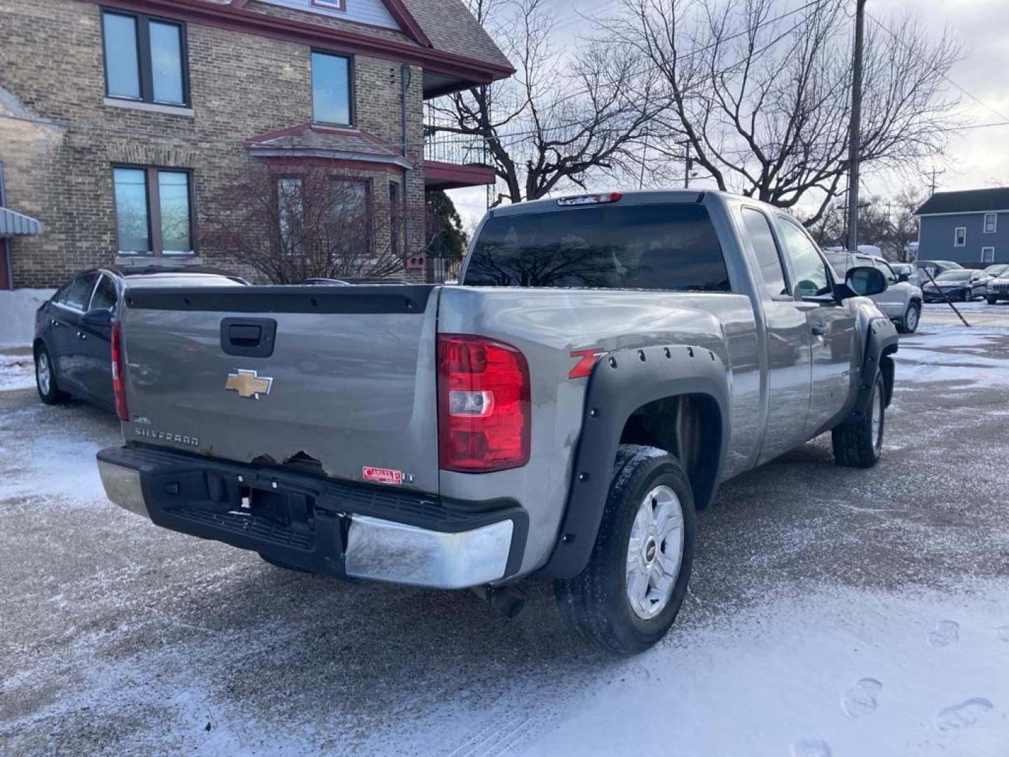 2009 GRAY CHEVROLET SILVERADO 1500 LT (1GCEK29079Z) with an 5.3L engine, Automatic transmission, located at 1708 Broadway, Rockford, IL, 61104, (815) 397-5010, 42.252522, -89.069359 - Photo#2