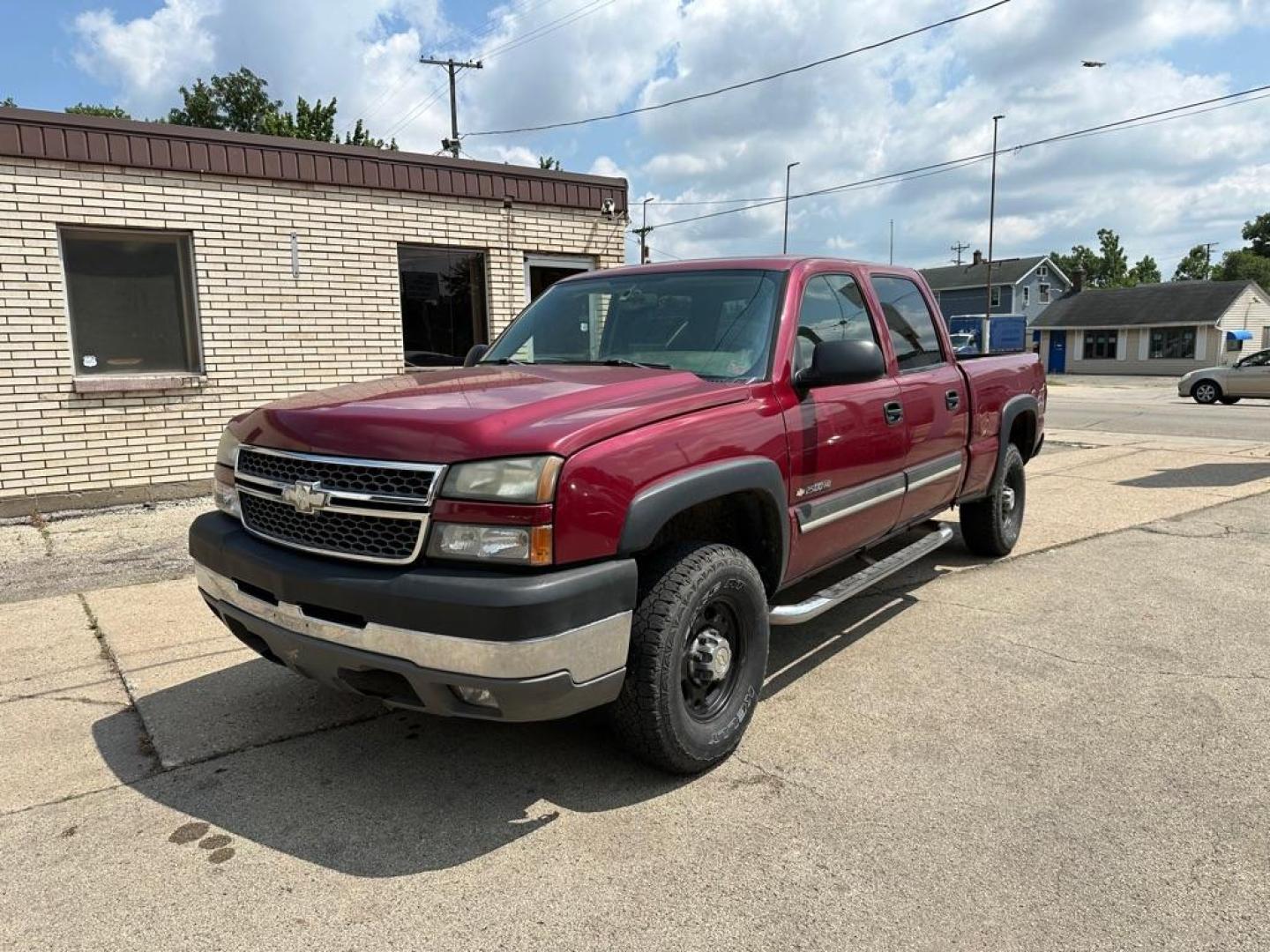 2005 RED CHEVROLET SILVERADO 2500 HEAVY DUTY (1GCHK23U85F) with an 6.0L engine, Automatic transmission, located at 1708 Broadway, Rockford, IL, 61104, (815) 397-5010, 42.252522, -89.069359 - Photo#0