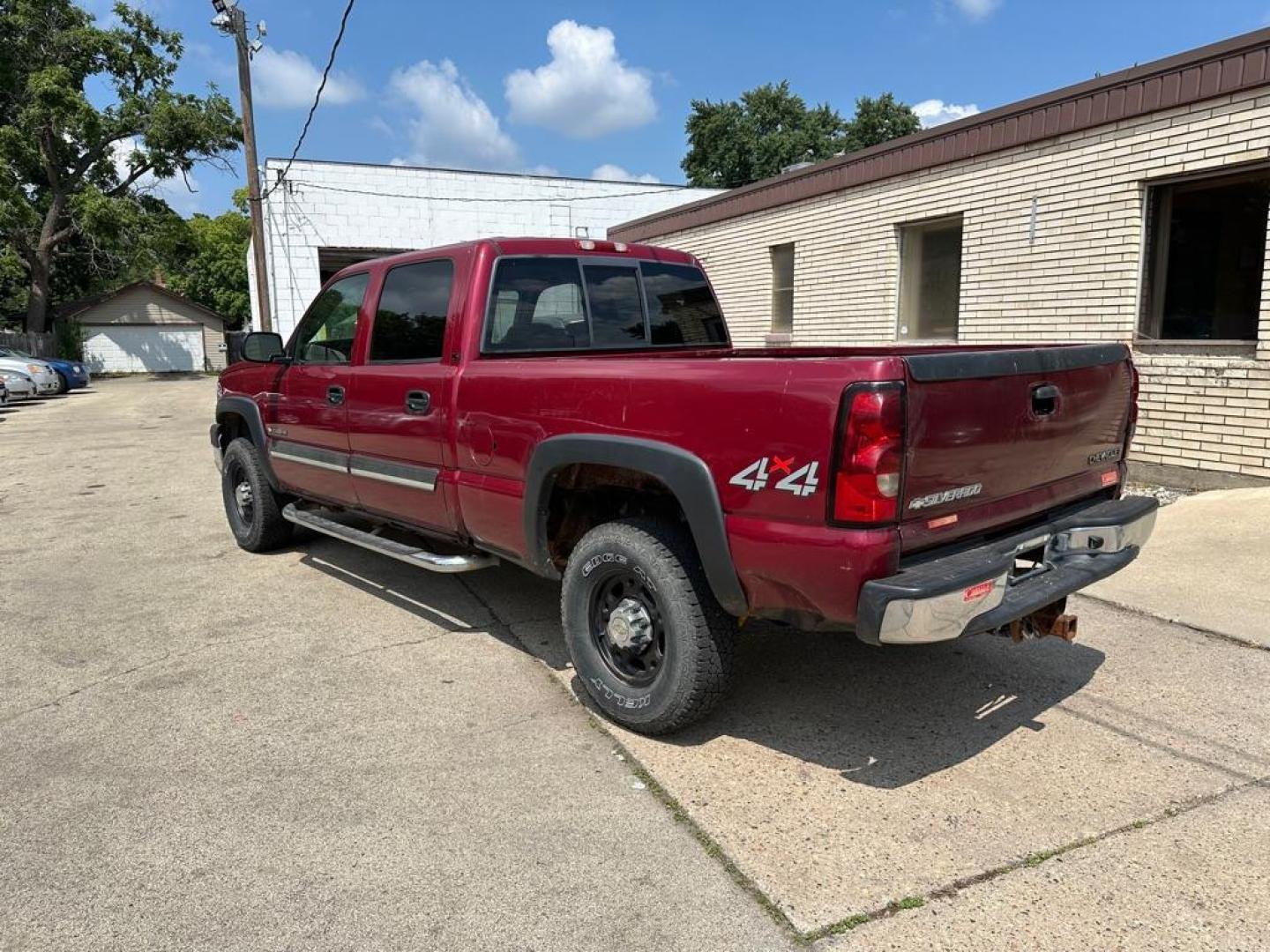 2005 RED CHEVROLET SILVERADO 2500 HEAVY DUTY (1GCHK23U85F) with an 6.0L engine, Automatic transmission, located at 1708 Broadway, Rockford, IL, 61104, (815) 397-5010, 42.252522, -89.069359 - Photo#3