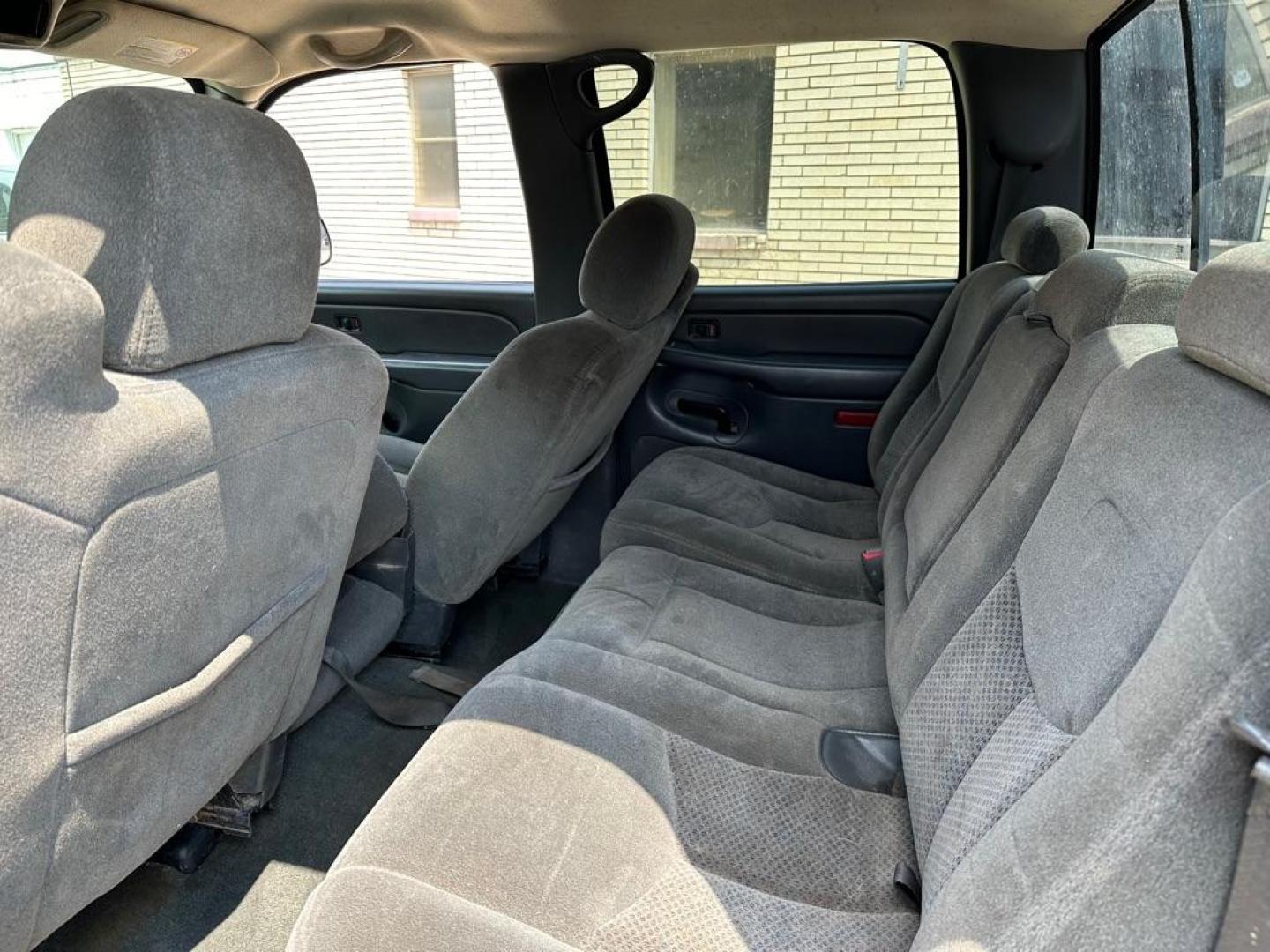2005 RED CHEVROLET SILVERADO 2500 HEAVY DUTY (1GCHK23U85F) with an 6.0L engine, Automatic transmission, located at 1708 Broadway, Rockford, IL, 61104, (815) 397-5010, 42.252522, -89.069359 - Photo#4