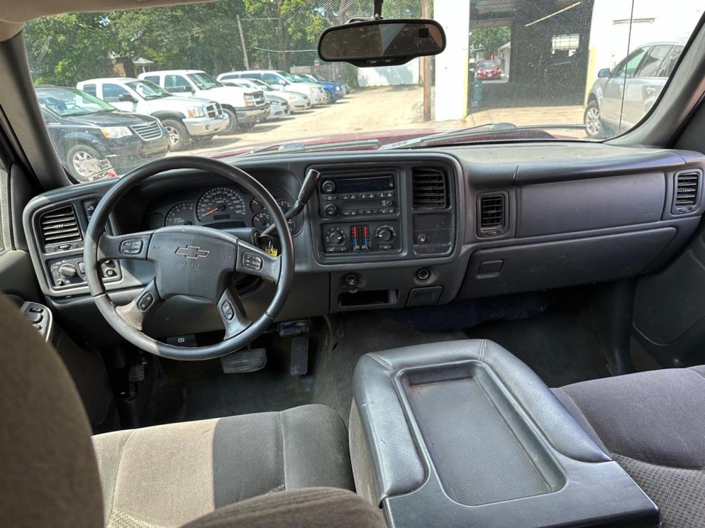 2005 RED CHEVROLET SILVERADO 2500 HEAVY DUTY (1GCHK23U85F) with an 6.0L engine, Automatic transmission, located at 1708 Broadway, Rockford, IL, 61104, (815) 397-5010, 42.252522, -89.069359 - Photo#5