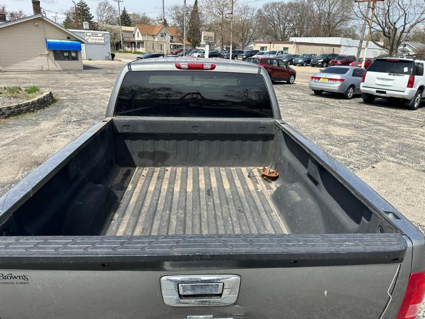 2008 GRAY CHEVROLET SILVERADO 1500 (1GCEK19098Z) with an 5.3L engine, Automatic transmission, located at 1708 Broadway, Rockford, IL, 61104, (815) 397-5010, 42.252522, -89.069359 - Photo#4