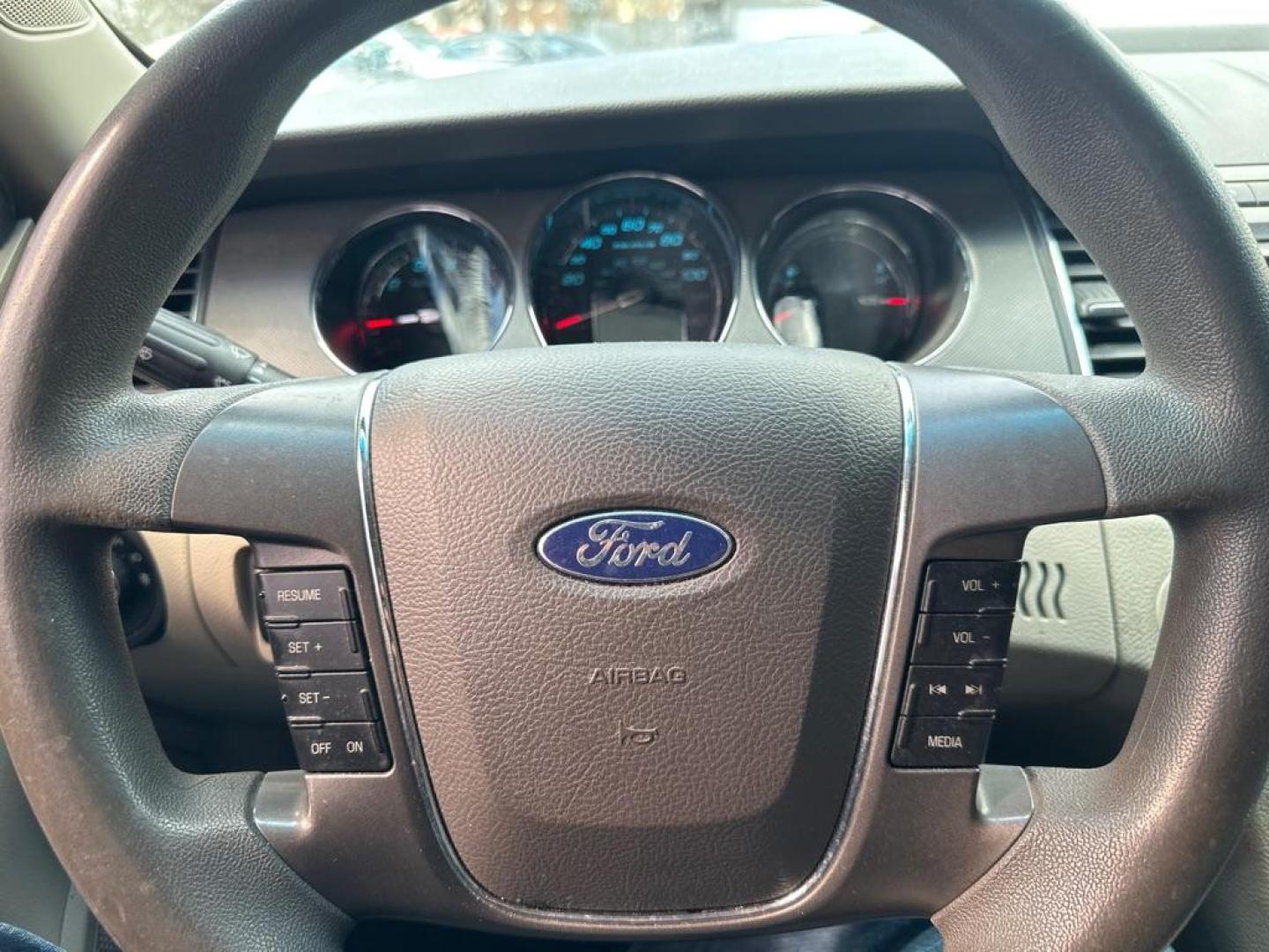 2010 BLACK FORD TAURUS SE (1FAHP2DW4AG) with an 3.5L engine, Automatic transmission, located at 1708 Broadway, Rockford, IL, 61104, (815) 397-5010, 42.252522, -89.069359 - Photo#13
