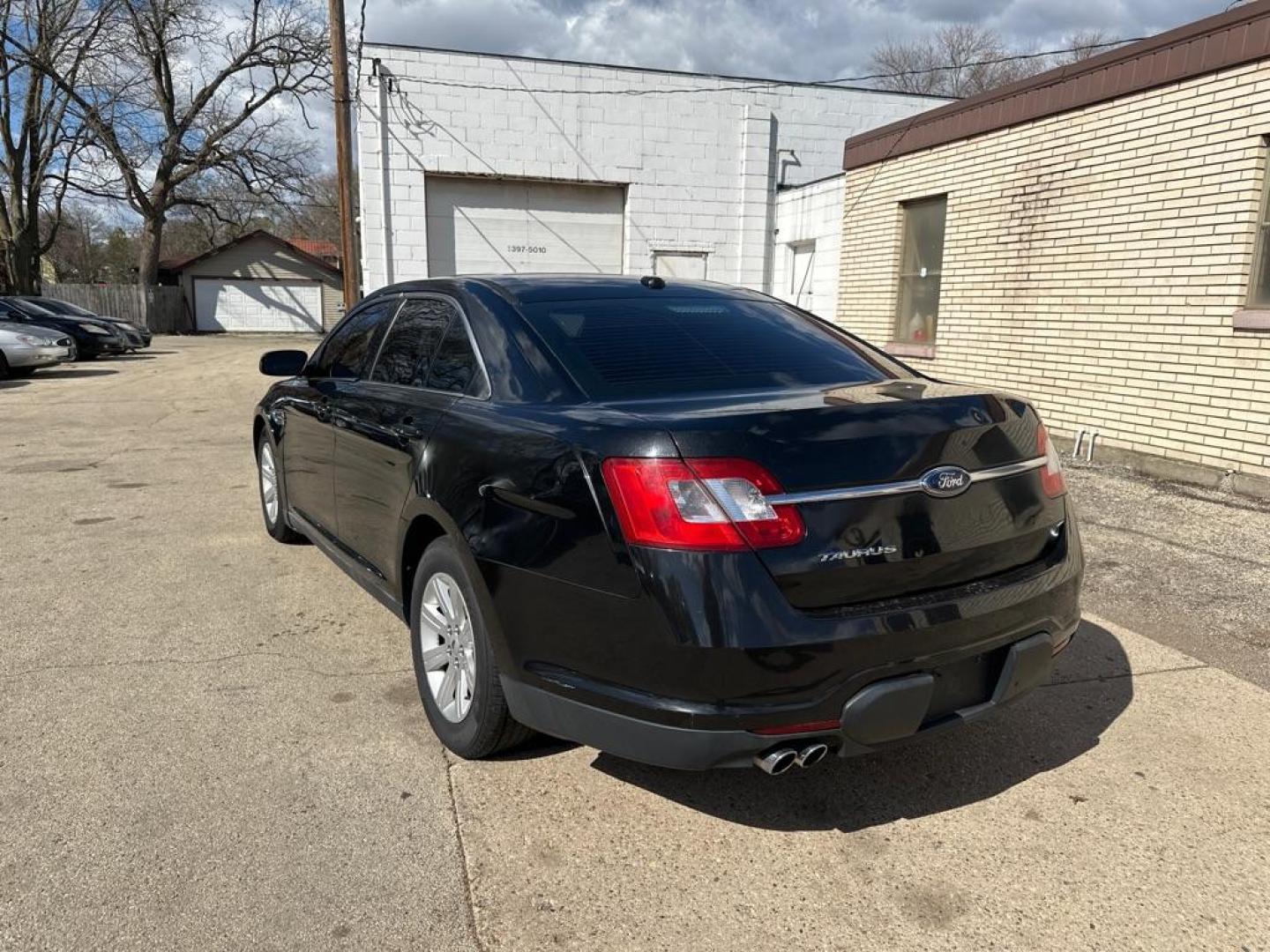 2010 BLACK FORD TAURUS SE (1FAHP2DW4AG) with an 3.5L engine, Automatic transmission, located at 1708 Broadway, Rockford, IL, 61104, (815) 397-5010, 42.252522, -89.069359 - Photo#1