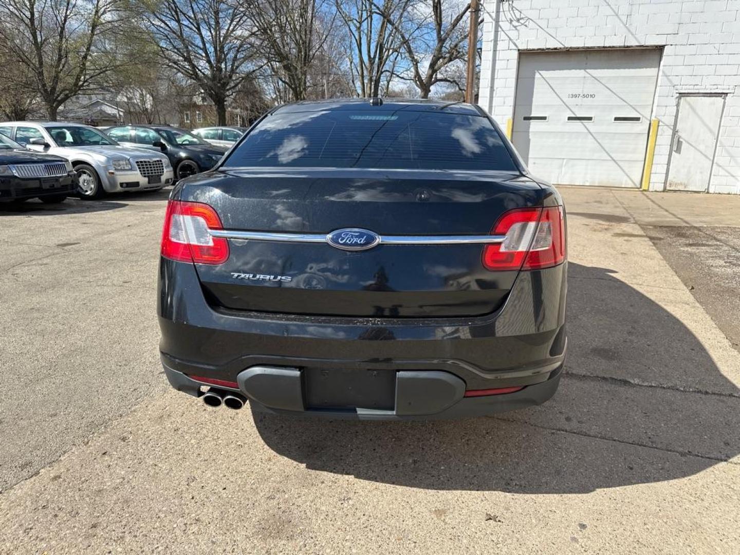 2010 BLACK FORD TAURUS SE (1FAHP2DW4AG) with an 3.5L engine, Automatic transmission, located at 1708 Broadway, Rockford, IL, 61104, (815) 397-5010, 42.252522, -89.069359 - Photo#2