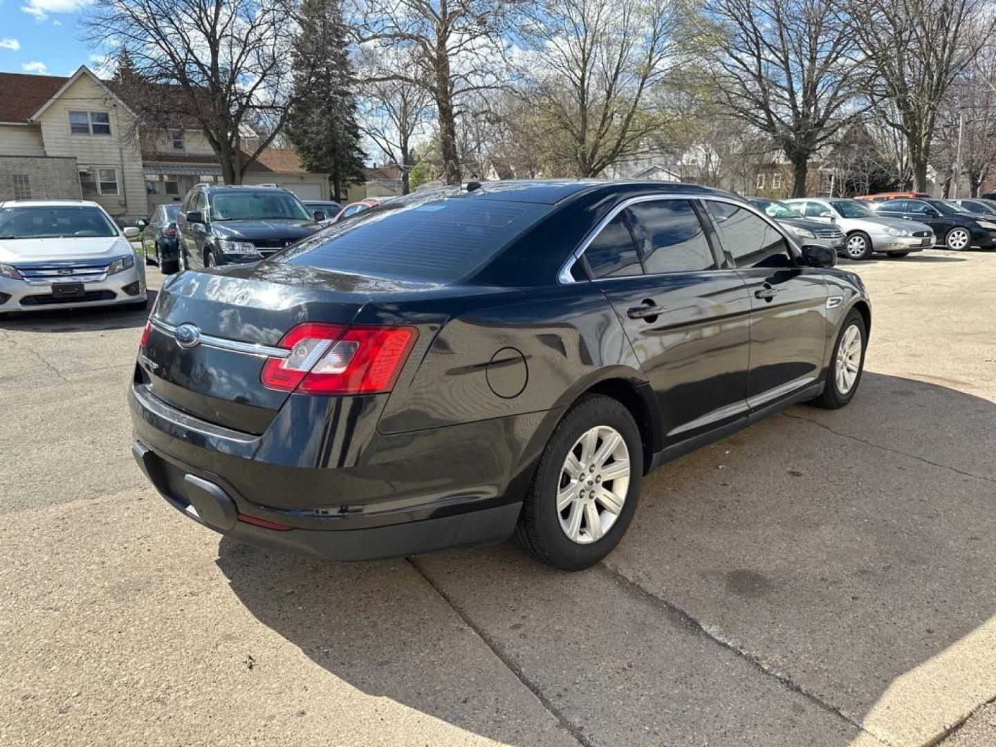 2010 BLACK FORD TAURUS SE (1FAHP2DW4AG) with an 3.5L engine, Automatic transmission, located at 1708 Broadway, Rockford, IL, 61104, (815) 397-5010, 42.252522, -89.069359 - Photo#3