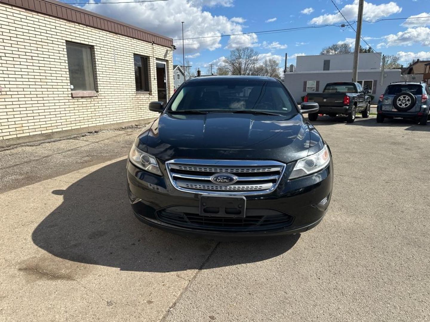 2010 BLACK FORD TAURUS SE (1FAHP2DW4AG) with an 3.5L engine, Automatic transmission, located at 1708 Broadway, Rockford, IL, 61104, (815) 397-5010, 42.252522, -89.069359 - Photo#5